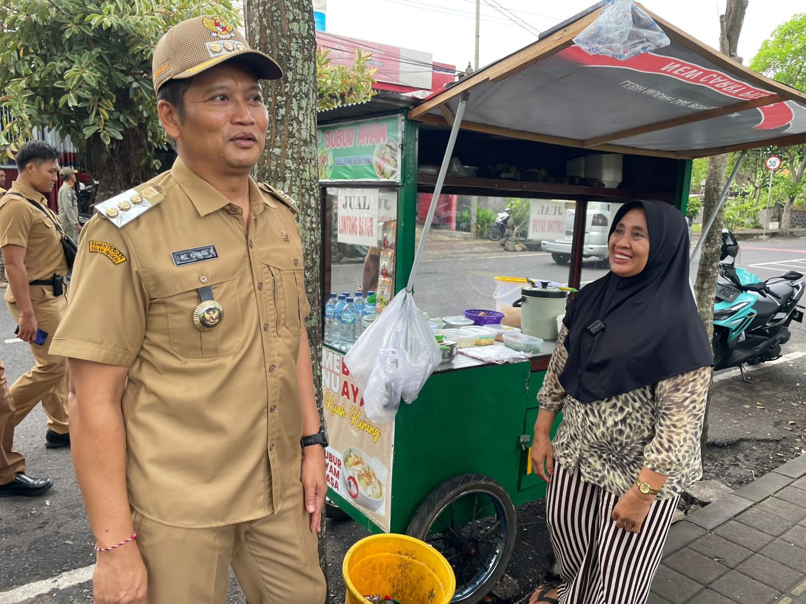 Bupati Jembrana I Made Kembang Hartawan berdialog dengan PKL di depan Lapangan Dauhwaru, Senin (5/1/2025).