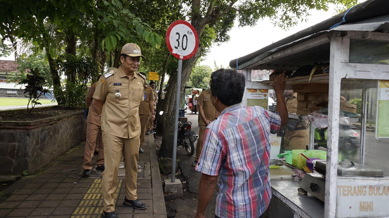 Bupati Jembrana I Made Kembang Hartawan berdialog dengan PKL di depan Lapangan Dauhwaru, Senin (5/1/2025).