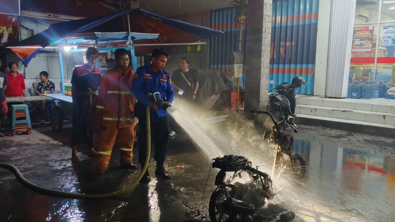 Petugas Damkar Jembrana saat melakukan penanganan peristiwa kebakaran.