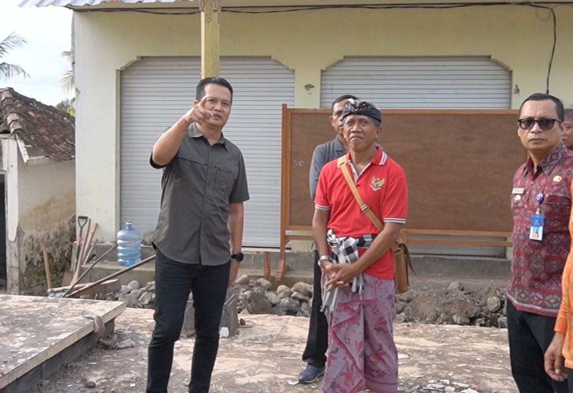 Kembang Hartawan saat turun melakukan pengecekan pengerjaan wantilan Banjar Kembang Sari, Desa Tukadaya, Selasa (6/1/2026).
