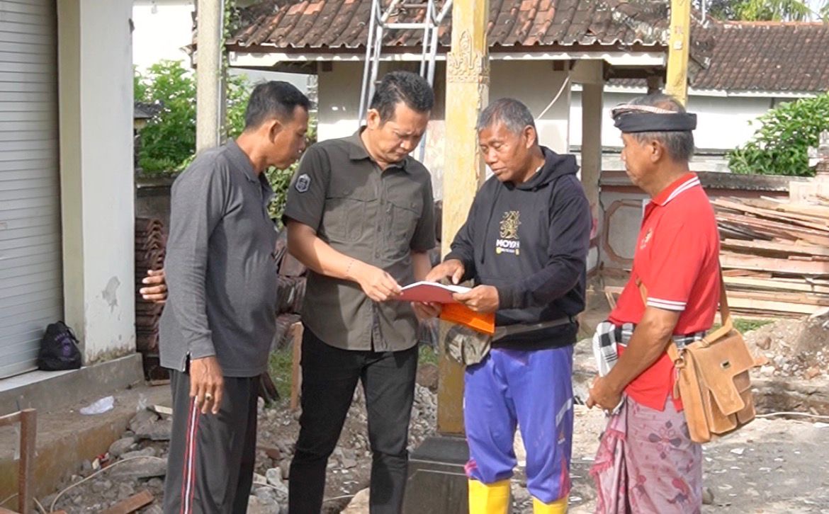 Kembang Hartawan saat turun melakukan pengecekan pengerjaan wantilan Banjar Kembang Sari, Desa Tukadaya, Selasa (6/1/2026).