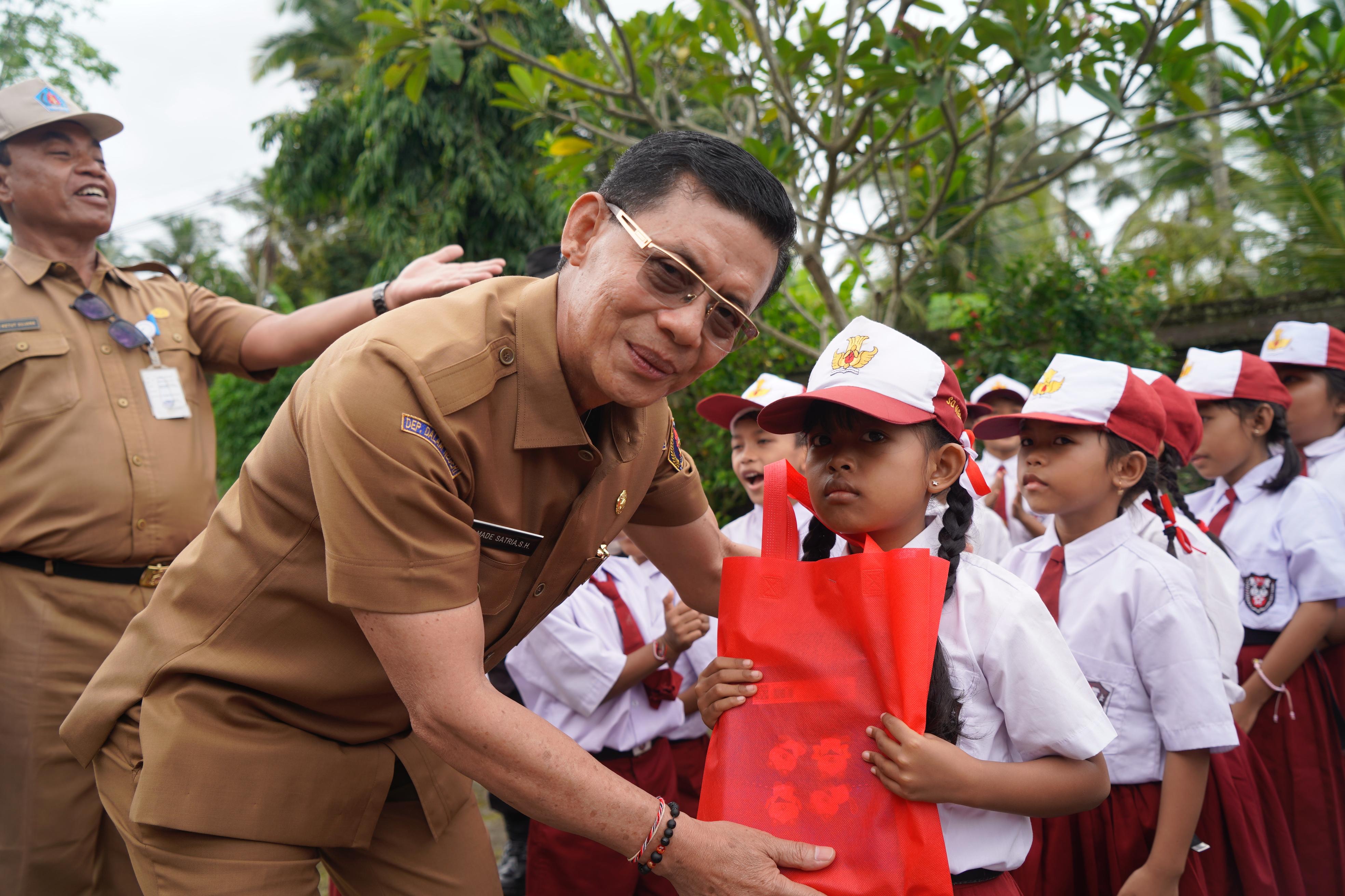 SAMBANG SEKOLAH: Bupati Klungkung I Made Satria melakukan kunjungan ke sejumlah sekolah yang ada di Kecamatan Banjarangkan.