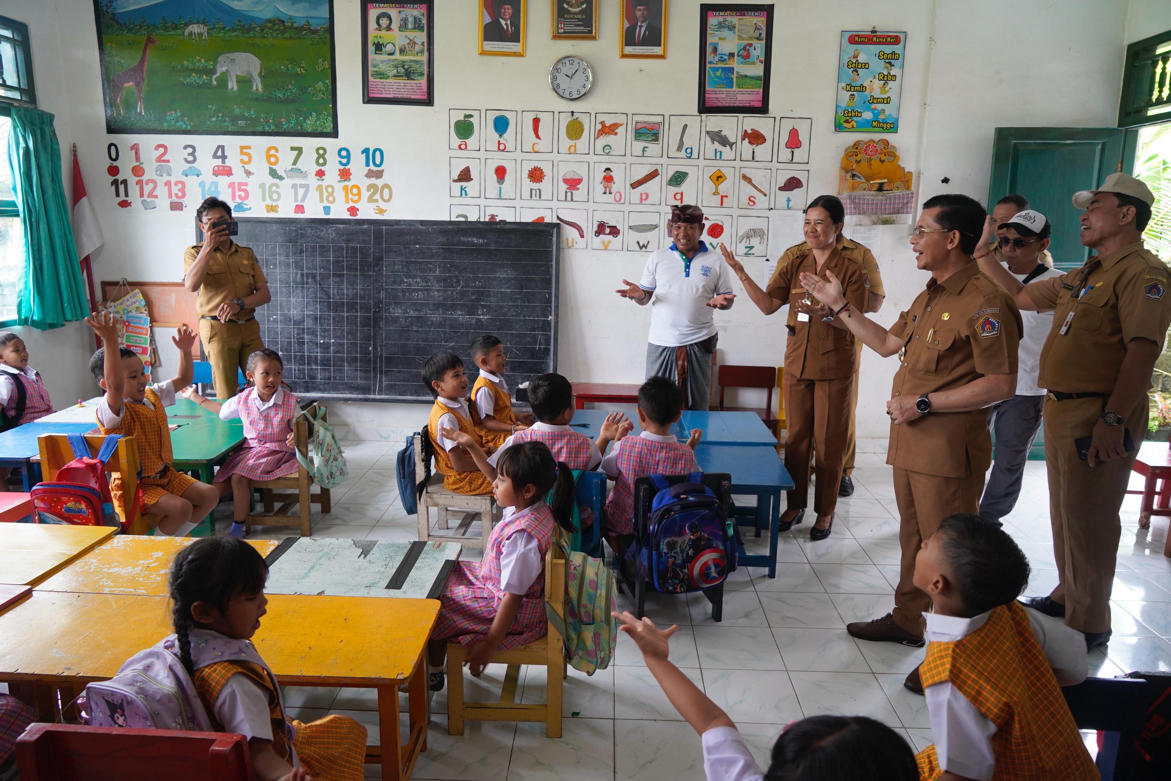 SAMBANG SEKOLAH: Bupati Klungkung I Made Satria melakukan kunjungan ke sejumlah sekolah yang ada di Kecamatan Banjarangkan.
