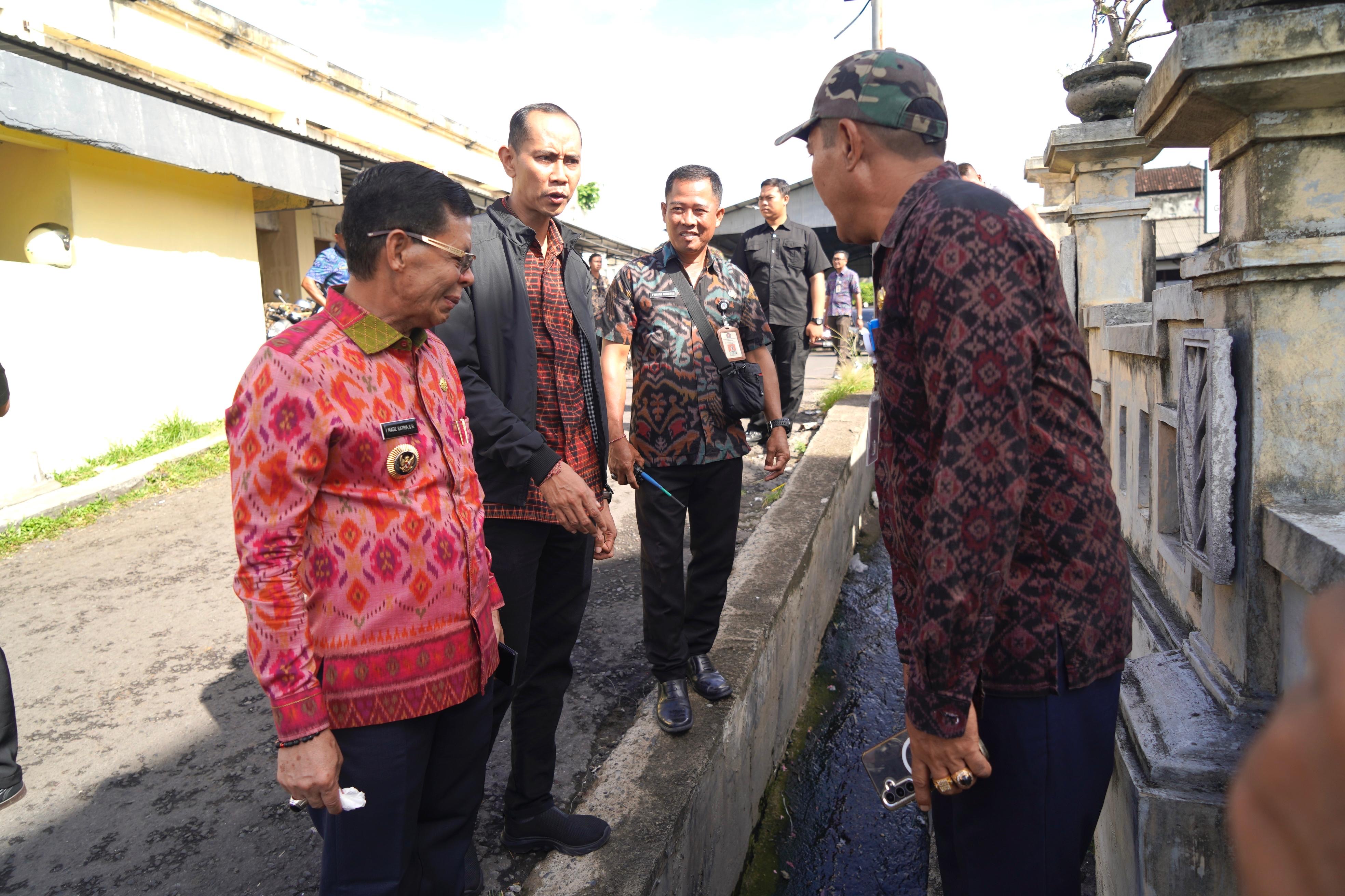 SIDAK: Bupati Klungkung I Made Satria didampingi Wakil Bupati Tjokorda Gde Surya Putra melakukan peninjauan ke Pasar Galiran.
