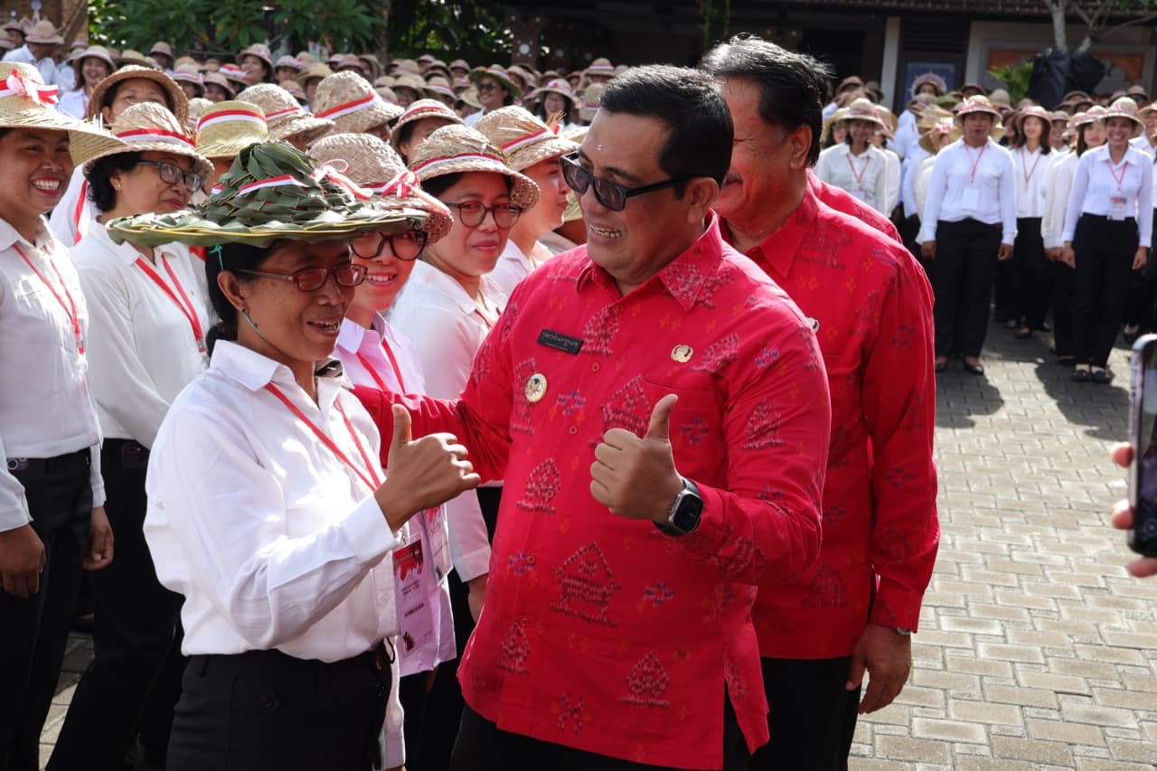 2.923 PPPK Paruh Waktu dilantik Bupati Sanjaya di Halaman Depan Kantor Bupati Tabanan, Selasa (6/1).