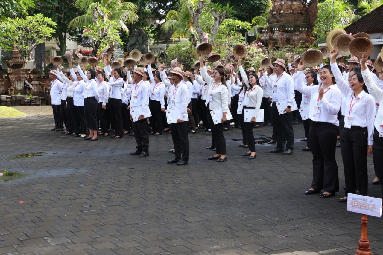 2.923 PPPK Paruh Waktu dilantik Bupati Sanjaya di Halaman Depan Kantor Bupati Tabanan, Selasa (6/1).