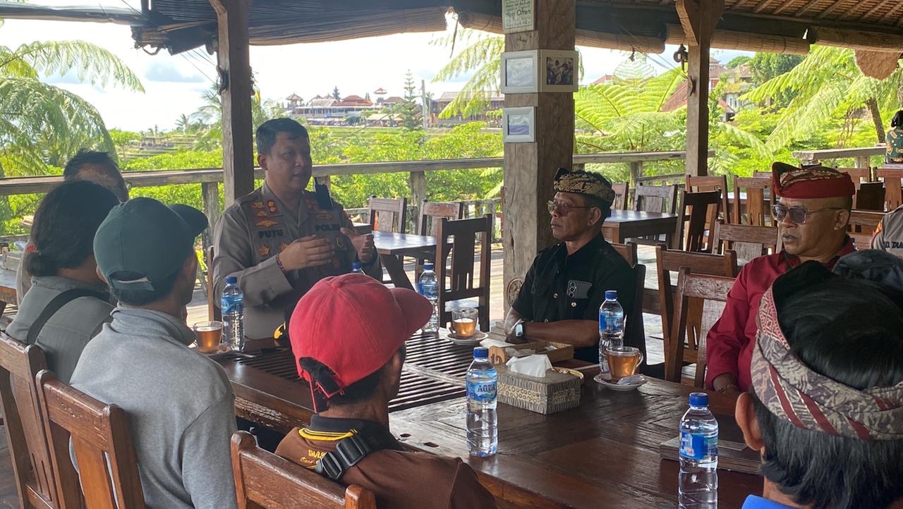 Kapolres Tabanan lakukan pertemuan dan memantau langsung proses pencabutan seng di kawasan DTW Jatiluwih, Selasa (6/1).