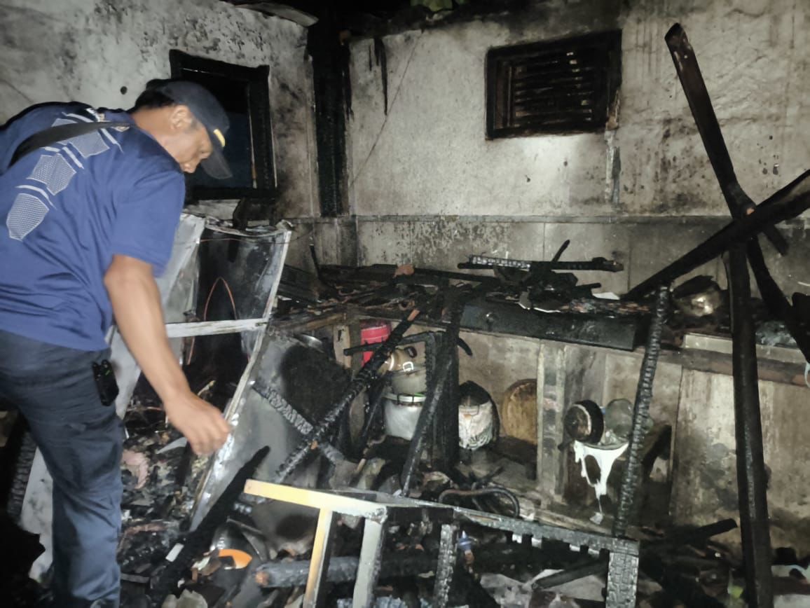Petugas Damkar Jembrana saat melakukan penanganan peristiwa kebakaran.