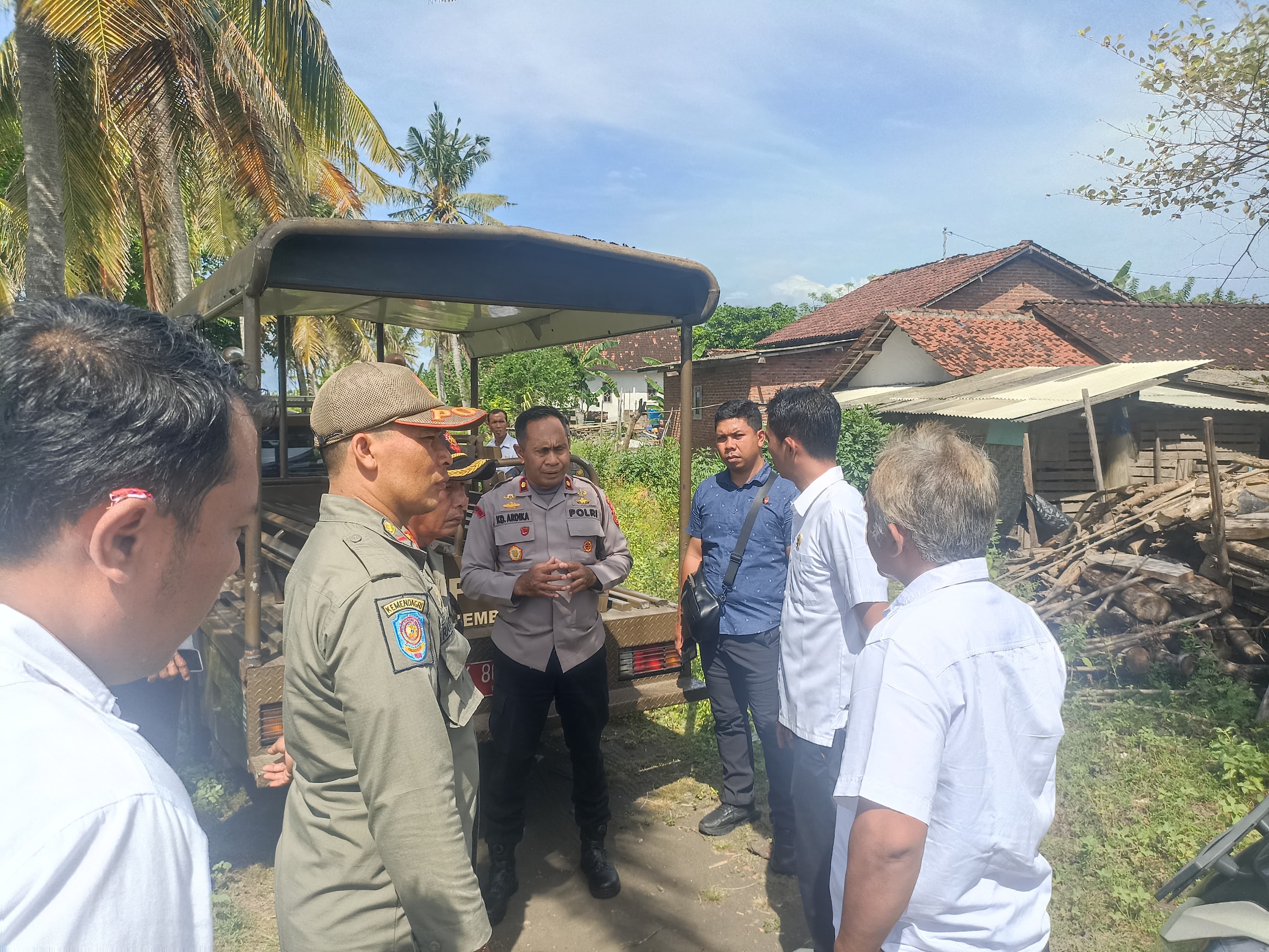 Petugas menindaklanjuti keluhan warga terkait bau limbah kresek berisi bulu ayam di Desa Pengambengan, Kecamatan Negara.