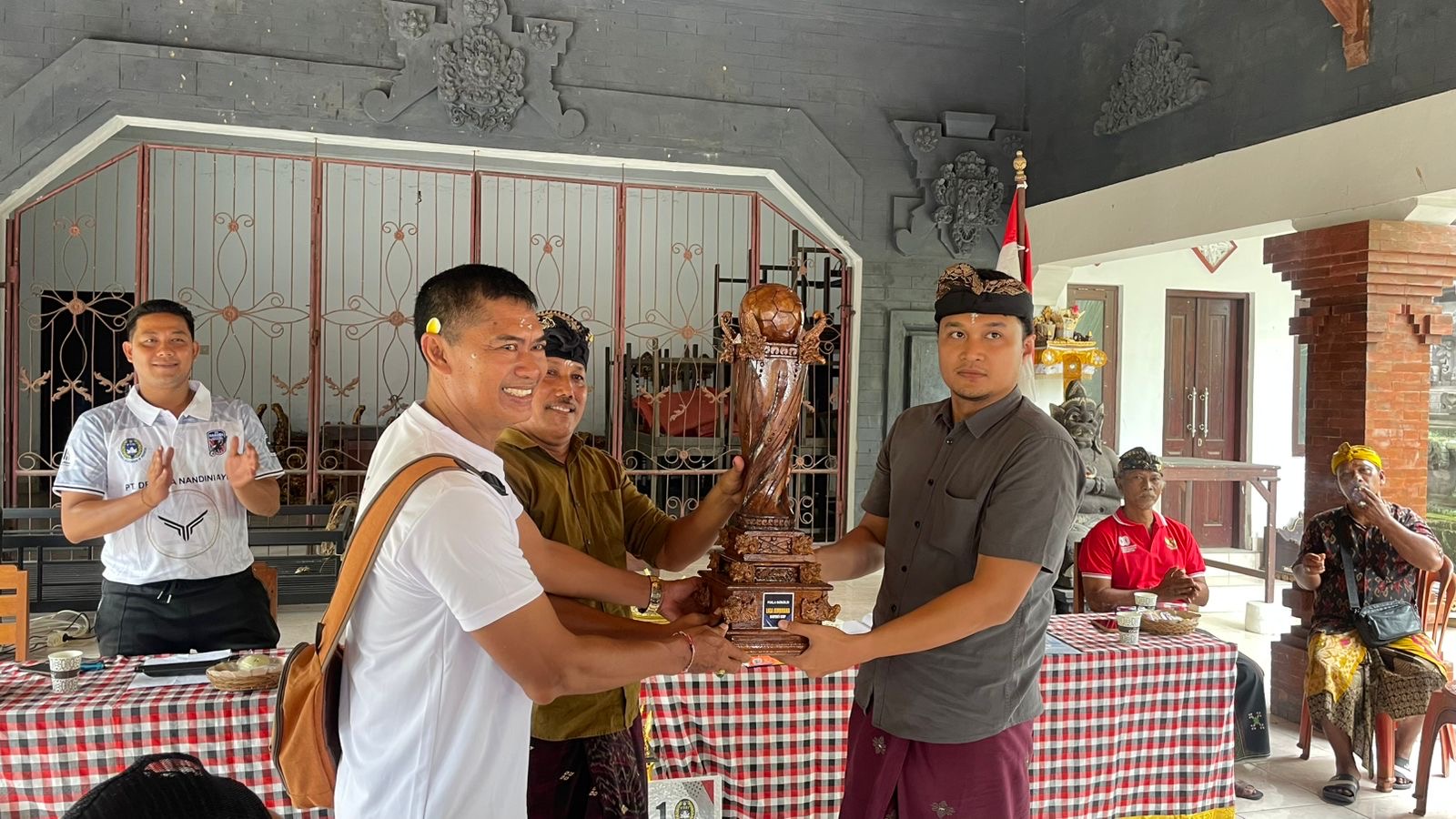 Penyerahan trofi dari PS Garuda kepada Lurah Dauhwaru yang berlangsung di Balai Lingkungan Dauhwaru, Kecamatan Jembrana, Kabupaten Jembrana, Kamis (8/1/2025).