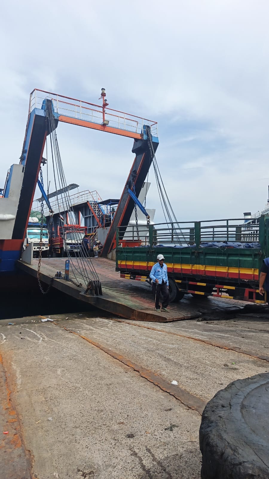 Aktivitas pekerja jerambah di Dermaga LCM Pelabuhan Gilimanuk, Rabu (8/1/2026).