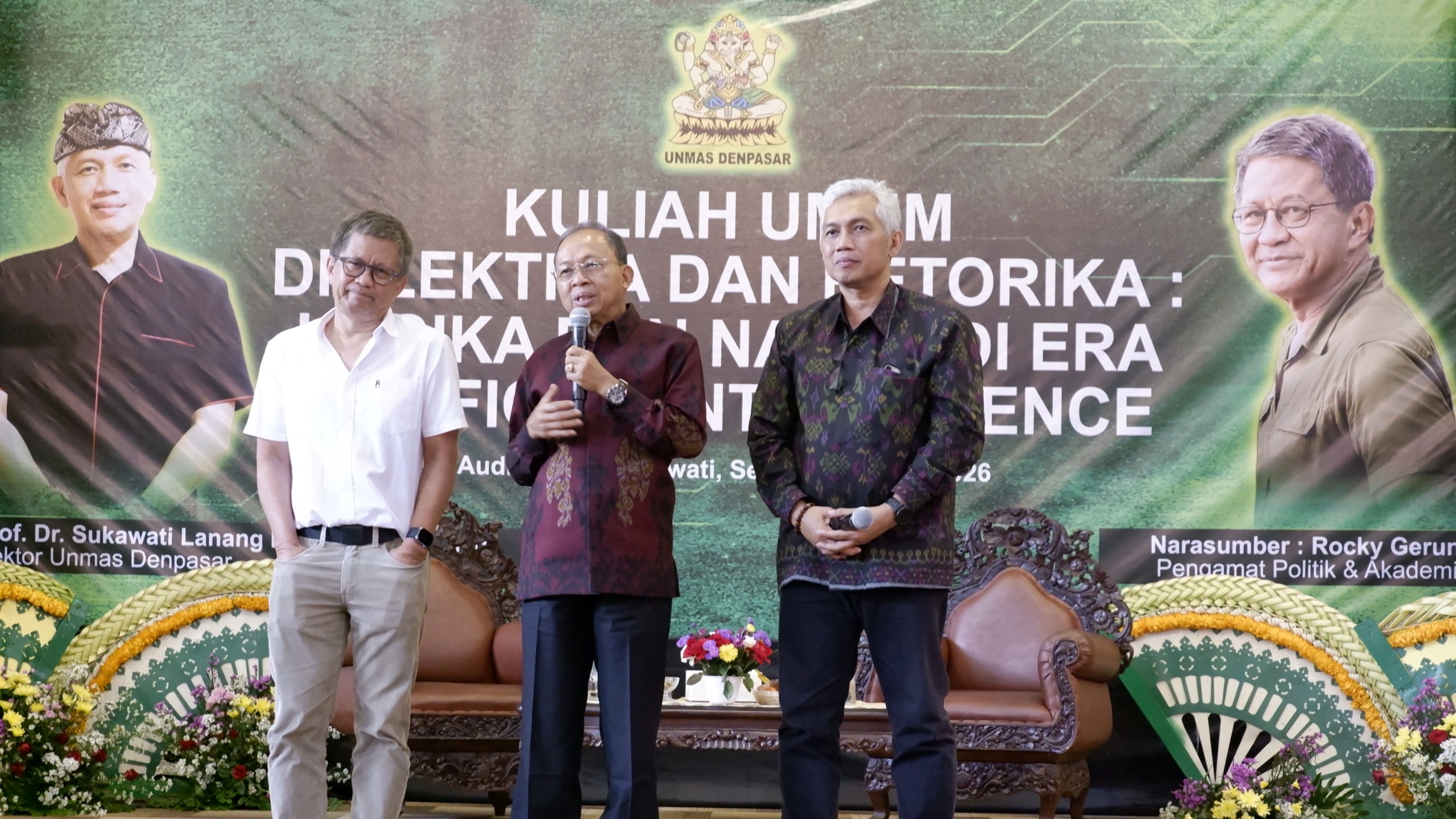 KULIAH UMUM : Narasumber Rocky Gerung, Gubernur Bali I Wayan Koster, Rektor Universitas Mahasaraswati Denpasar I Ketut Sukewati Lanang Putra Perbawa diacara pembukaan kuliah umum Unmas Denpasar.