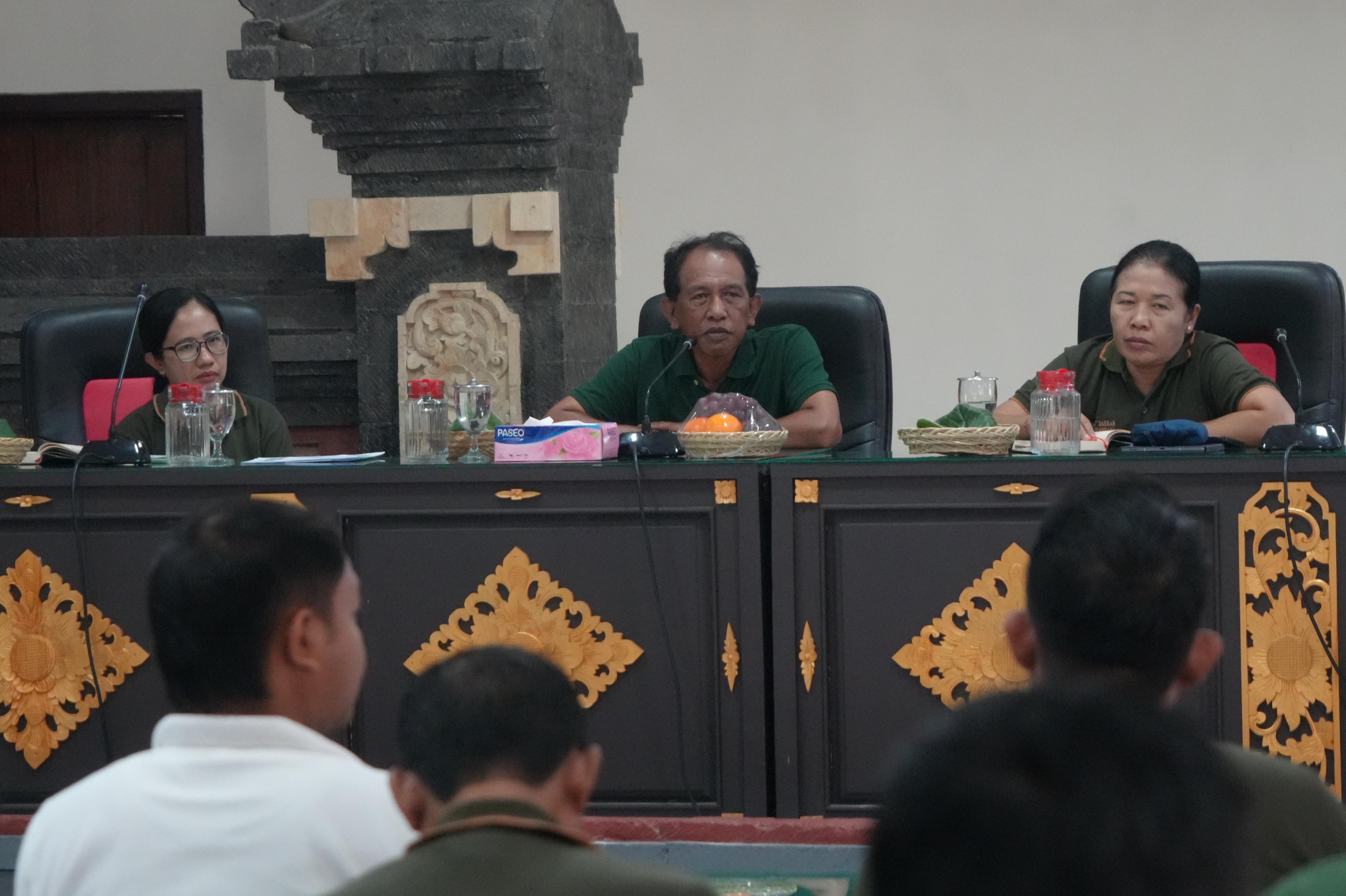 Sekda Jembrana Made Budiasa saat tatap muka bersama Paguyuban Sopir Pemkab Jembrana di Ruang Rapat Jimbarwana, Kantor Bupati Jembrana beberapa waktu lalu.
