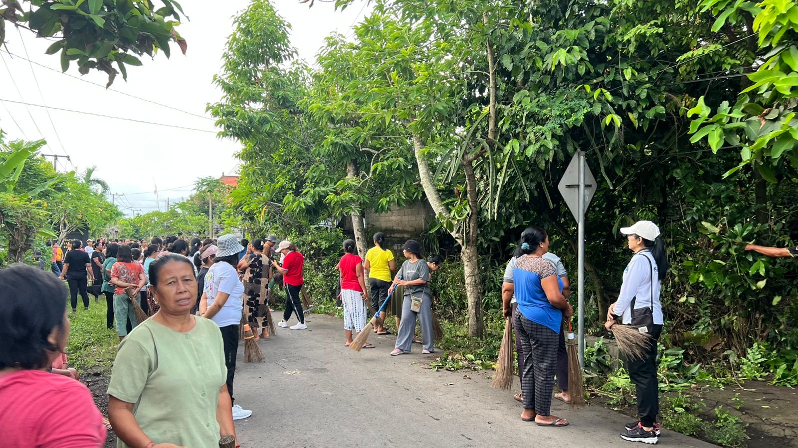 Gerakan Kulkul PKK di Desa Budeng sebagai upaya membangun budaya bersih dan gotong royong masyarakat.