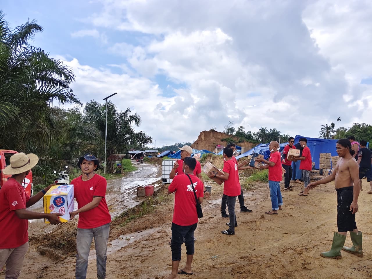 AHM menyalurkan bantuan pangan untuk Korban Bencana di Aceh, Sumut, dan Sumbar