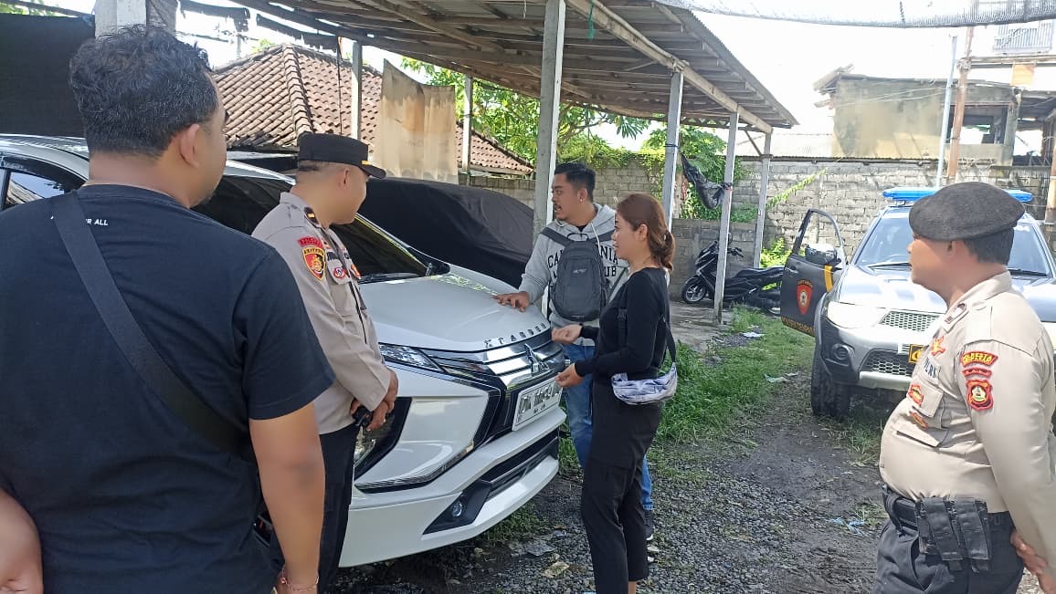SELIDIKI: Polisi menyelidiki kasus pencurian ban mobil di Denpasar Timur.