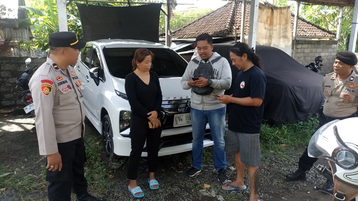 SELIDIKI: Polisi menyelidiki kasus pencurian ban mobil di Denpasar Timur.
