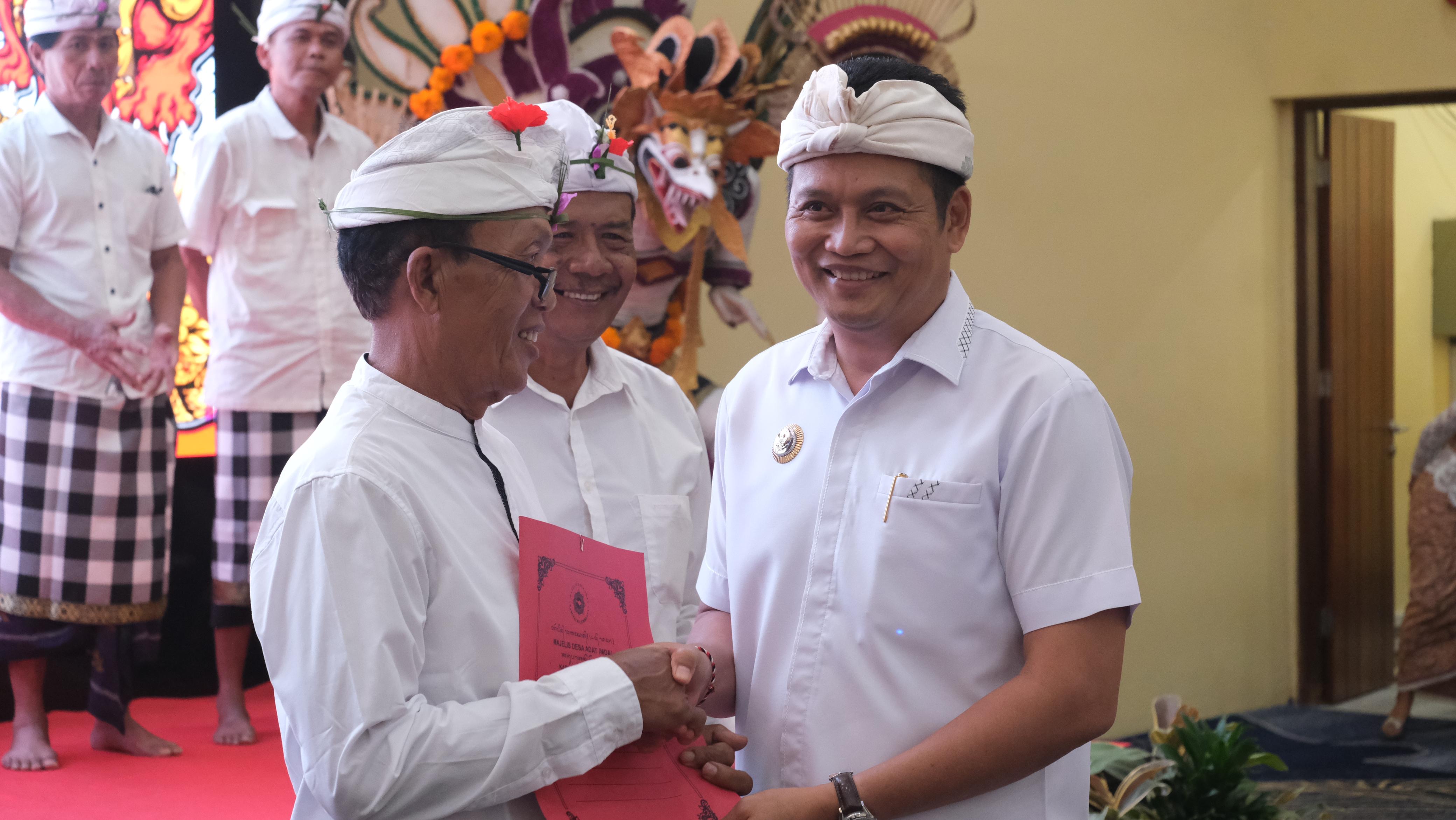 Bupati Kembang Hartawan saat menghadiri pengukuhan prajuru MDA Kecamatan se-Kabupaten Jembrana.