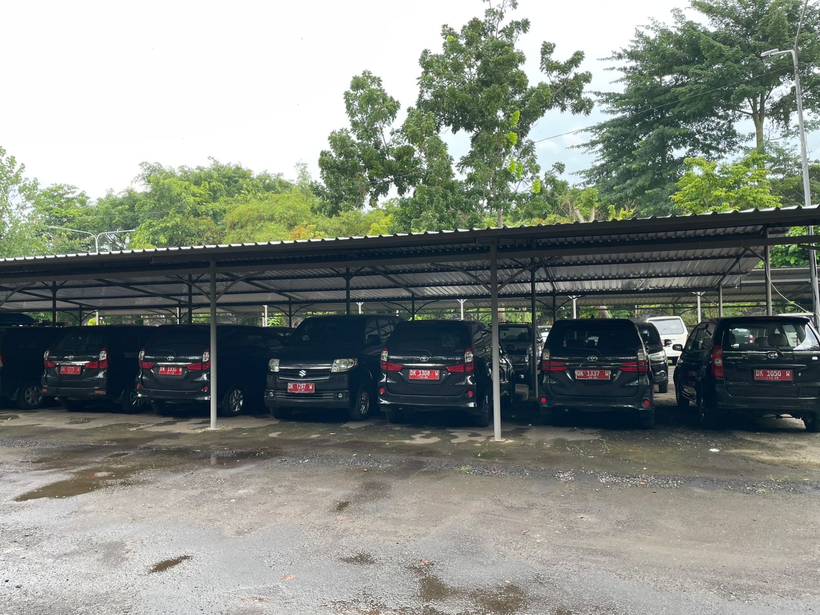 Puluhan kendaraan dinas pemkab jembrana.