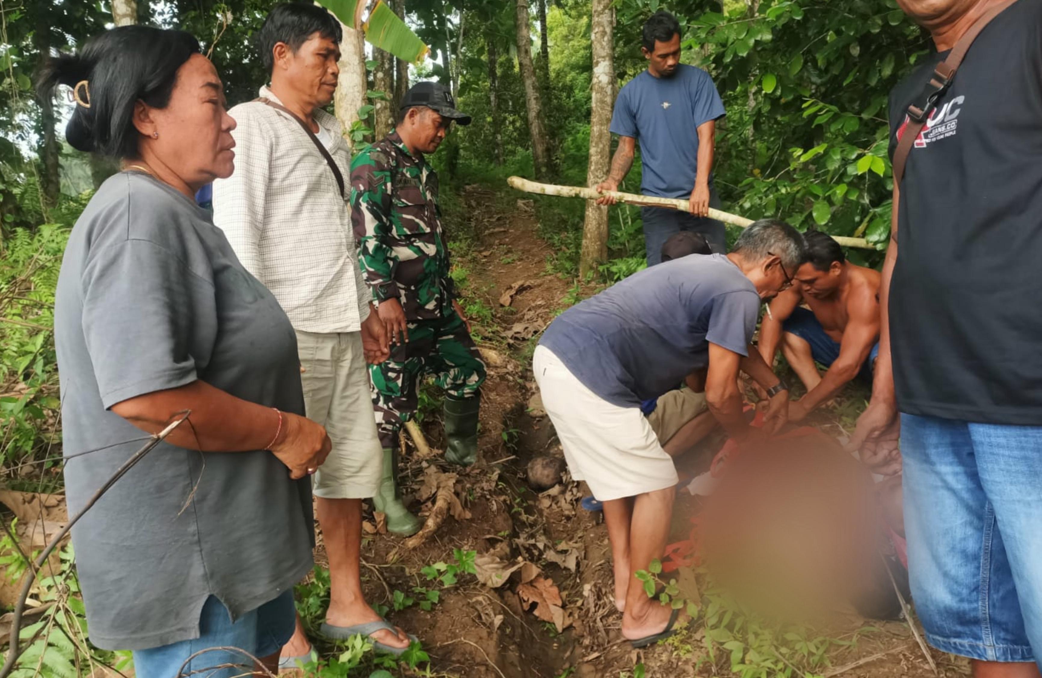 Evakuasi korban yang ditemukan tergeletak tak bernyawa dikebun di Desa Yehembang Kauh, Kecamatan Mendoyo, Kabupaten Jembrana, Selasa (20/1).