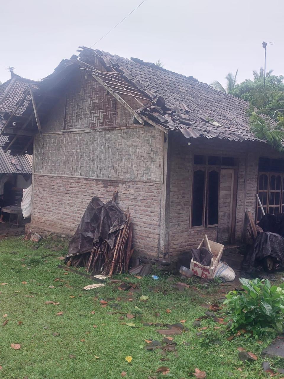 Kondisi beberapa bangunan di Kabupaten Jembrana yang menjadi korban angin puting beliung, Rabu (21/1).