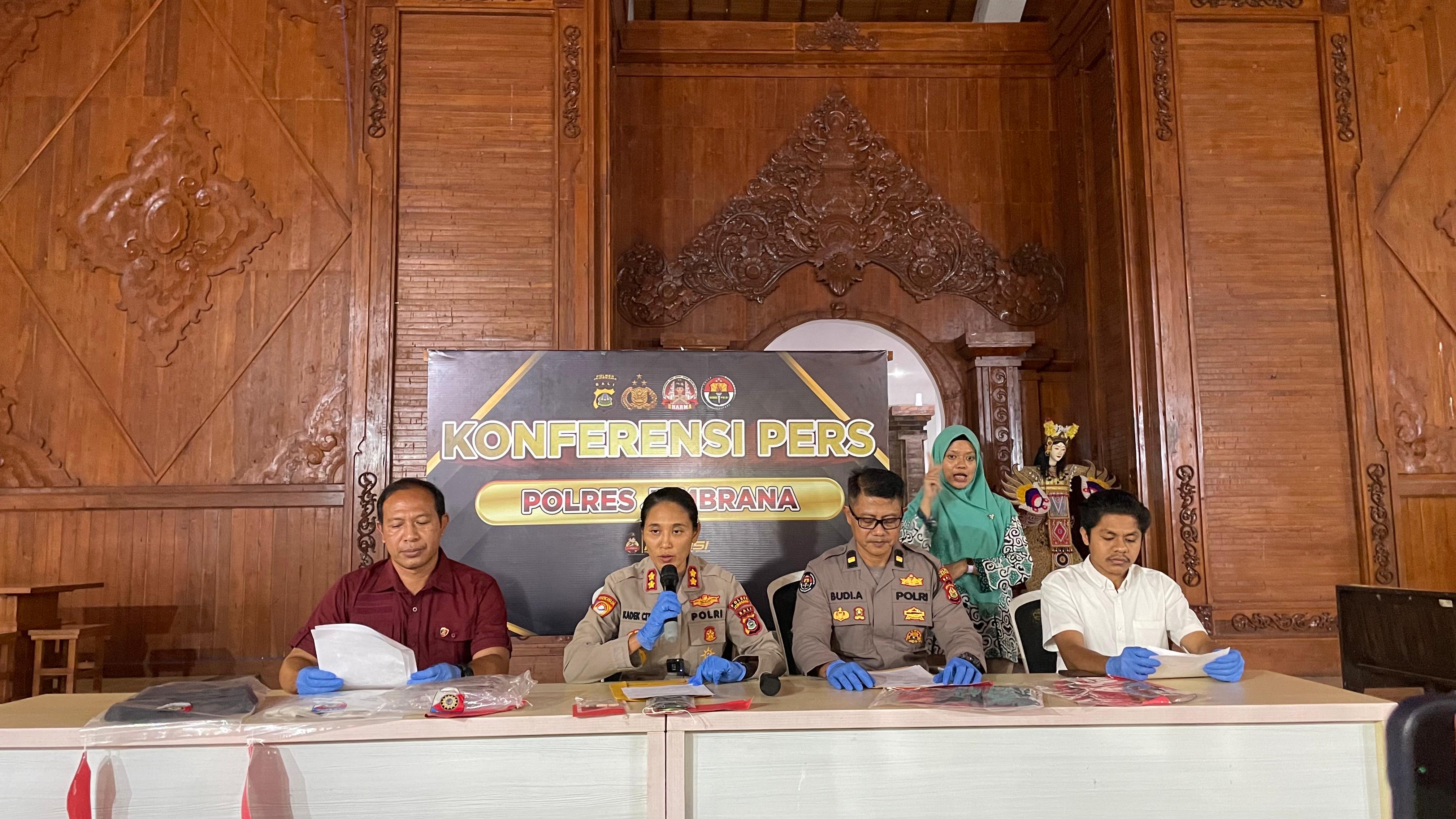 Kapolres Jembrana AKBP Kadek Citra Suparwati saat konferensi pers pengungkapan kasus spesiali pencurian sekolah di Gedung Auditorium Jembrana, Selasa (20/1).