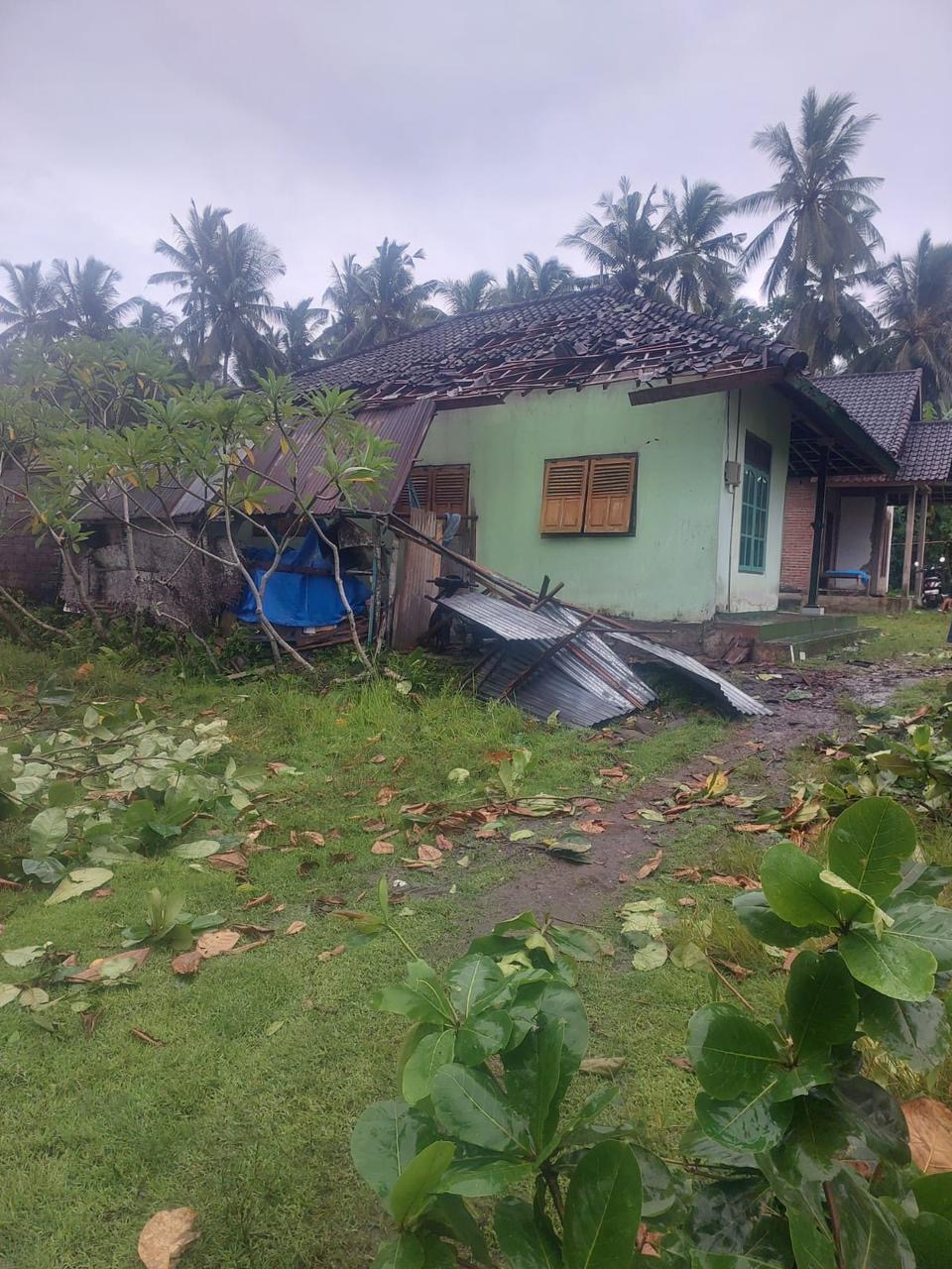 Kondisi beberapa bangunan di Kabupaten Jembrana yang menjadi korban angin puting beliung, Rabu (21/1).