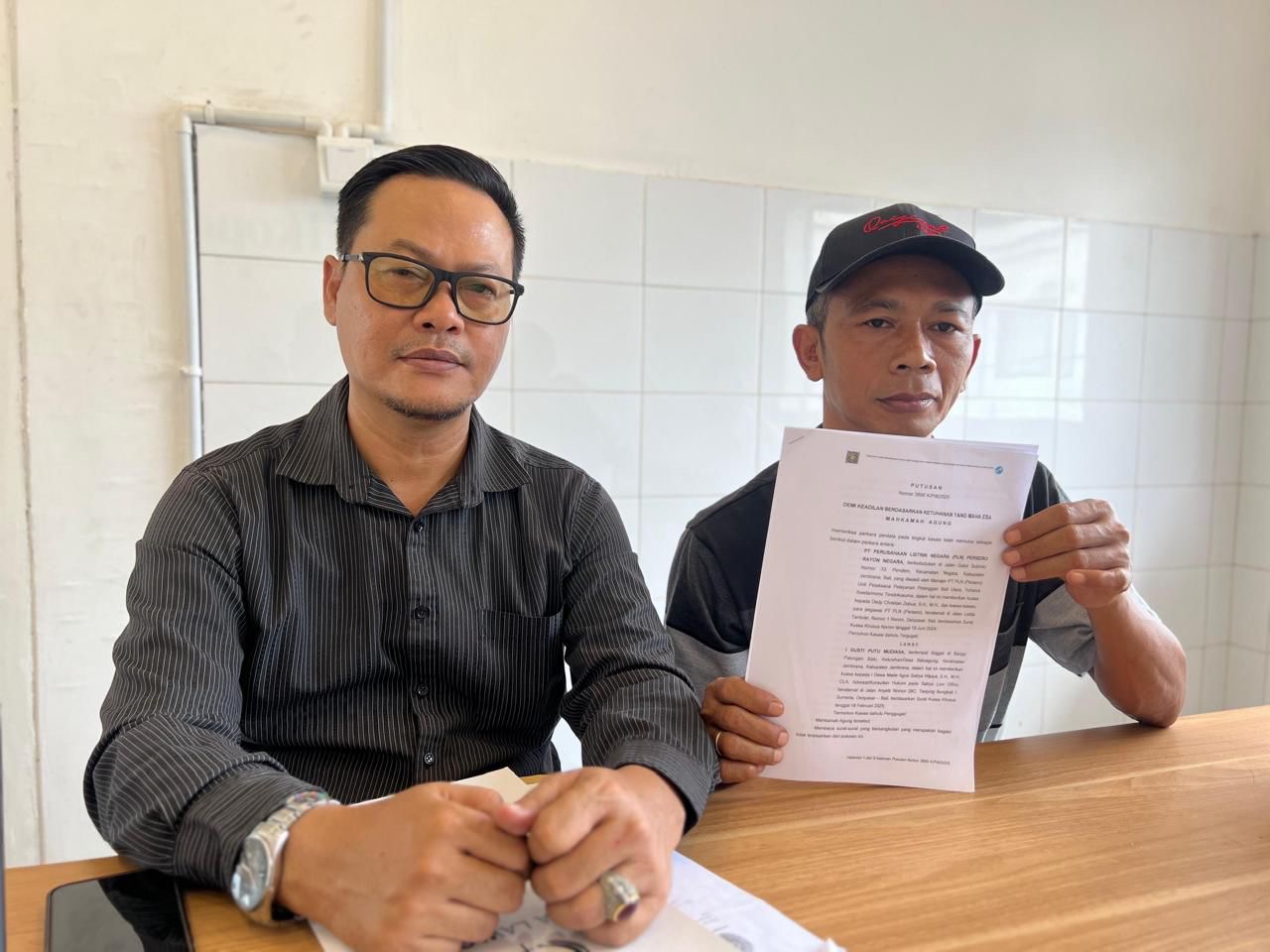 MENANTI KEADILAN : I Gusti Putu Mudiasa didampingi kuasa hukum Dewa Agus Satrya Wijaya, Senin (26/1).