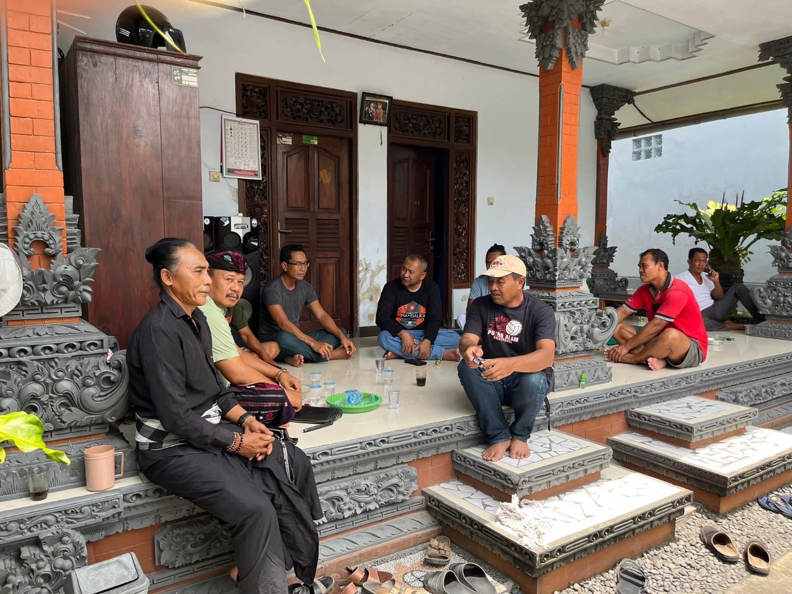BERDUKA : Suasana rumah duka I Made Brata, PMI asal Jembrana yang meninggal di Malaysia.