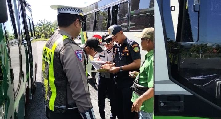 Petugas gabungan saat melaksanakan Operasi Keselamatan Agung 2026 yang berlangsung di Jalan Umum Denpasar&ndash;Gilimanuk, tepatnya di wilayah Desa Kaliakah.