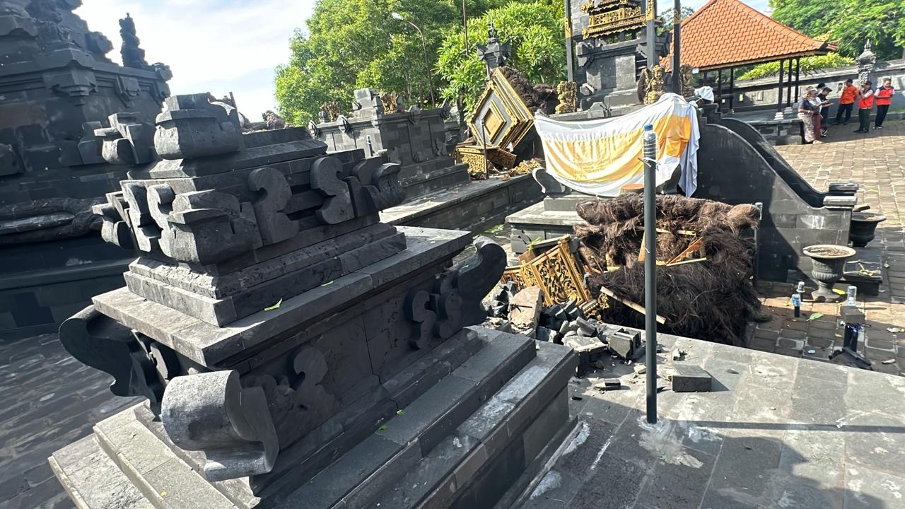 Bangunan suci di Pura Segara Gilimanuk yag roboh pasca diterjang hujan lebat dan angin kencang yang terjadi pada Rabu (4/2) sore.