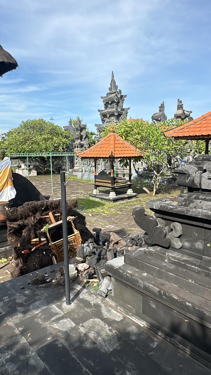 Bangunan suci di Pura Segara Gilimanuk yag roboh pasca diterjang hujan lebat dan angin kencang yang terjadi pada Rabu (4/2) sore.