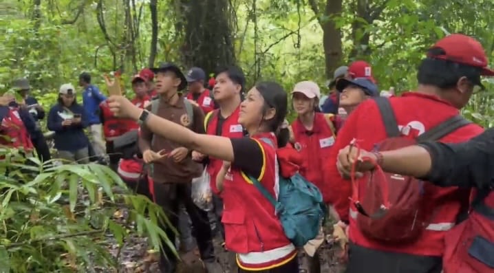 SEBARKAN BENIH : Anggota PMI Bali saat menyebarkan benih menggunakan ketapel di kawasan hutan Desa Batu Agung, Kabupaten Jembrana.