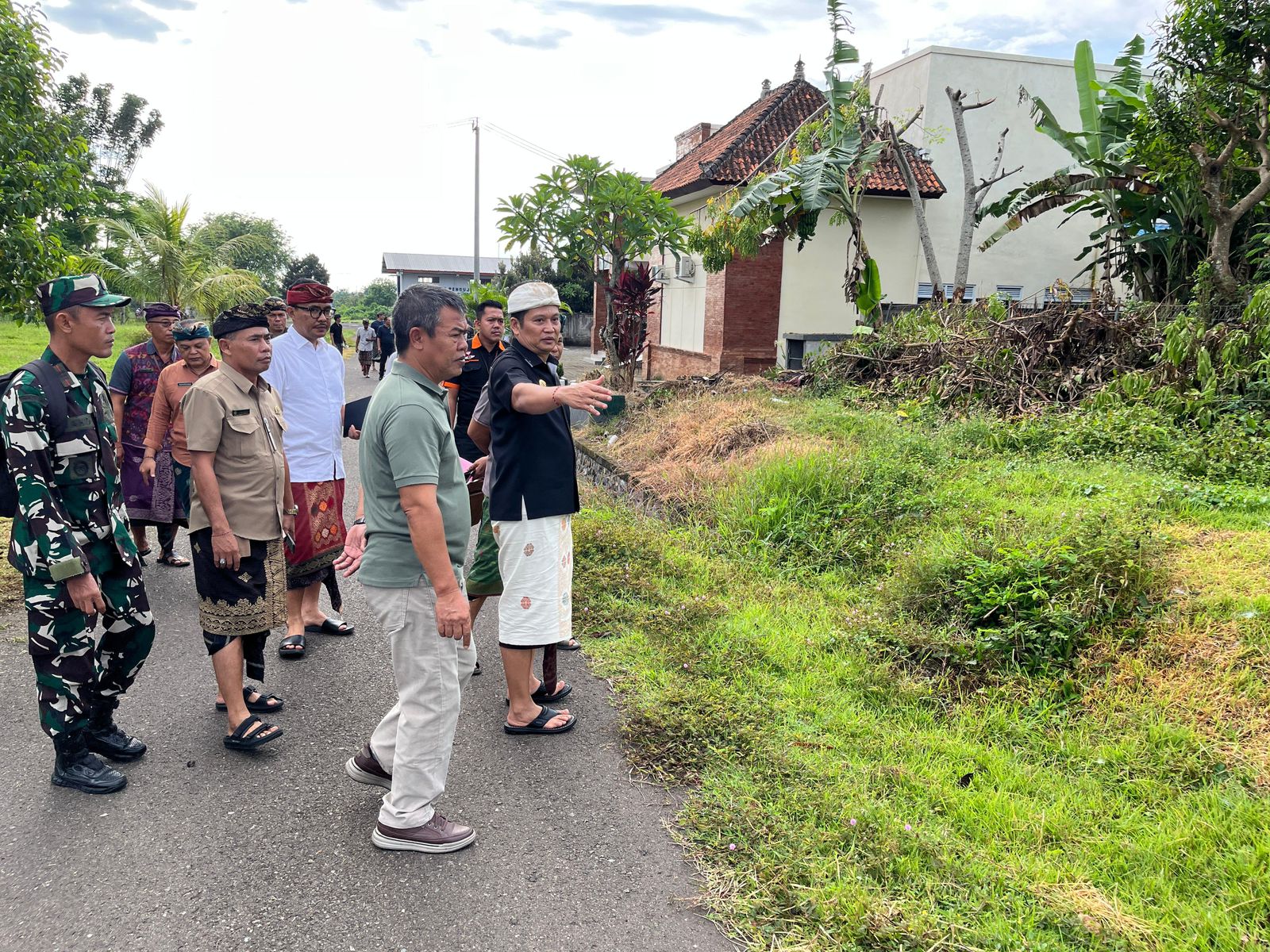 Bupati Kembang Hartawan saat meninjau lokasi KDMP Desa Kaliakah, Kamis (12/2/2026).