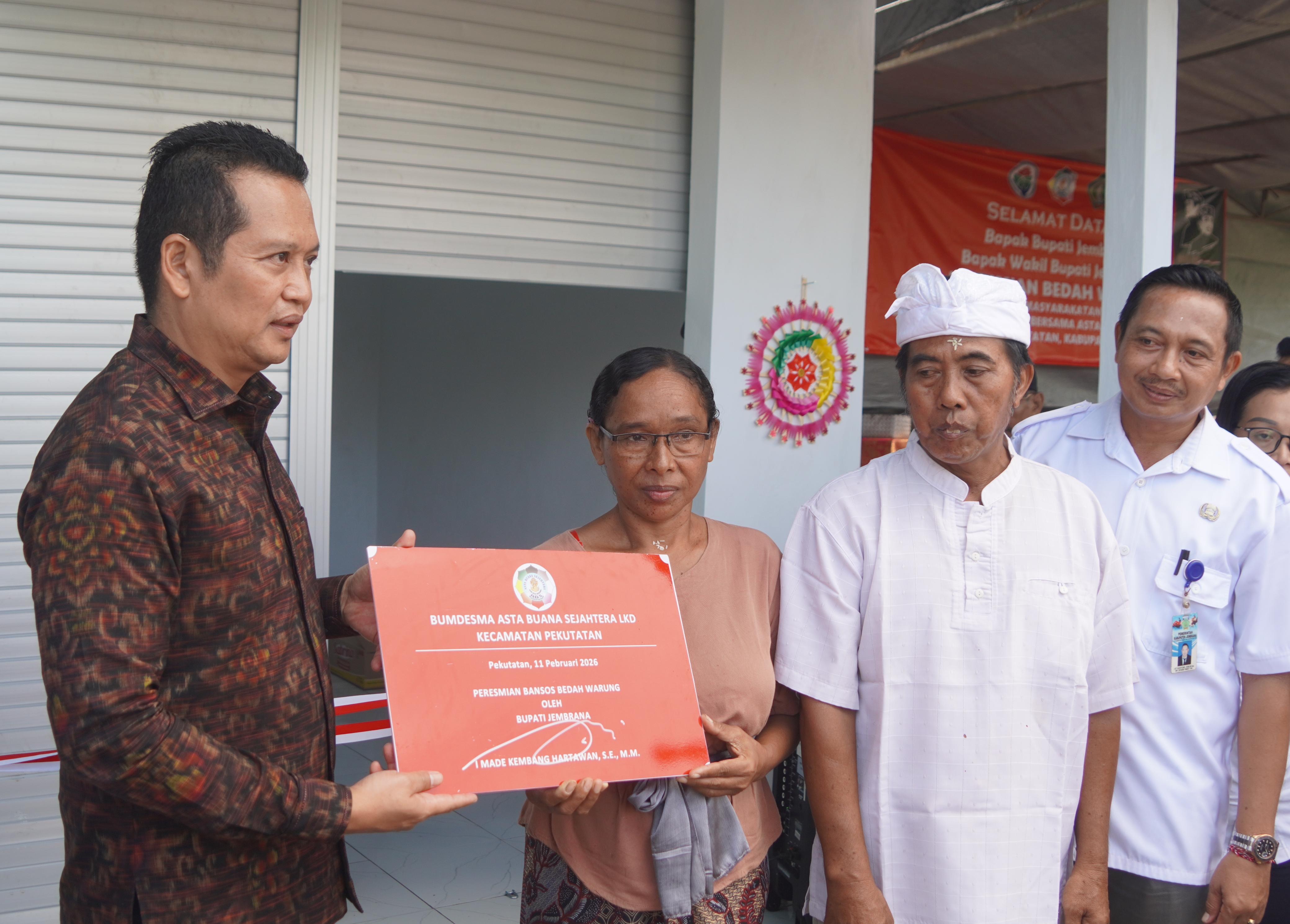 Bupati Jembrana I Made Kembang Hartawan saat meresmikan program bedah warung di Banjar Arca, Desa Pulukan, Kecamatan Pekutatan, Rabu (11/2/2026).