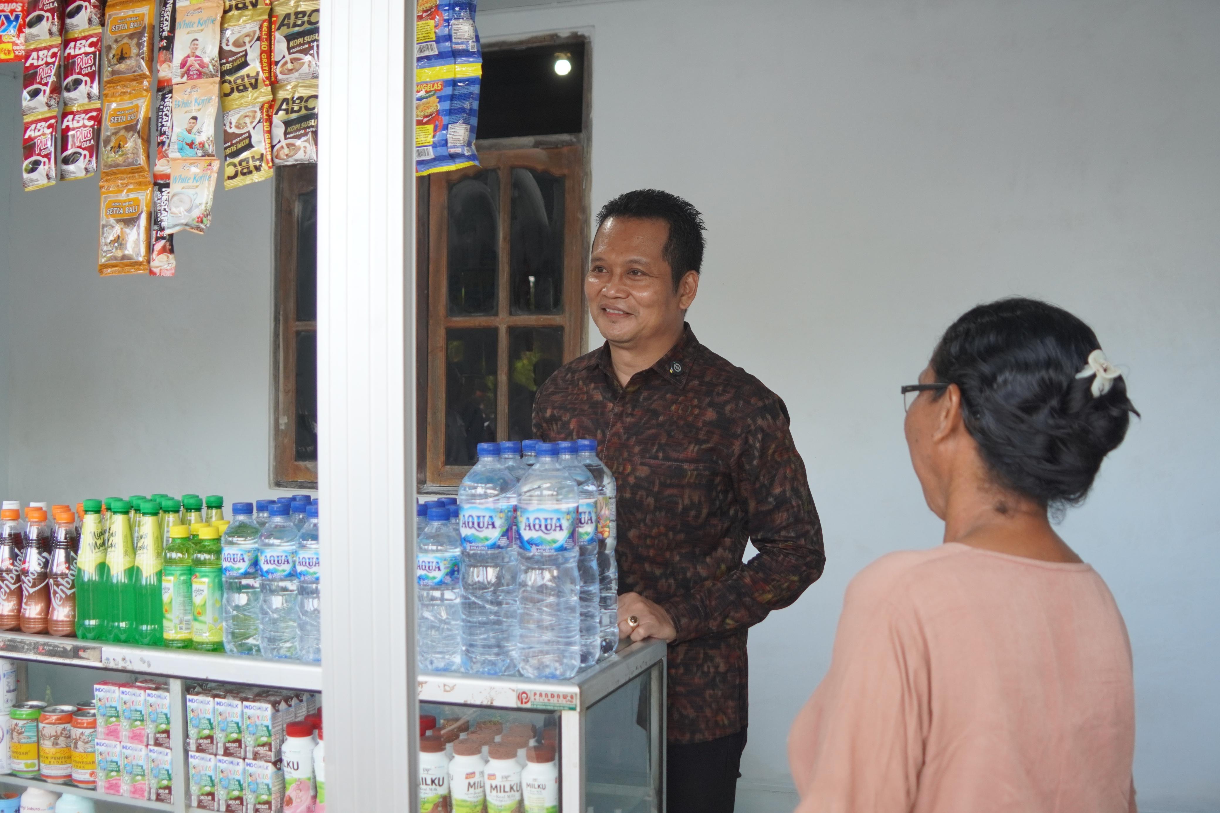 Bupati Jembrana I Made Kembang Hartawan saat meresmikan program bedah warung di Banjar Arca, Desa Pulukan, Kecamatan Pekutatan, Rabu (11/2/2026).