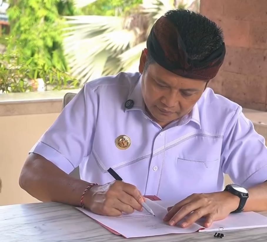 Bupati Jembrana I Made Kembang Hartawan menandatangani dokumen pengakuan utang Rumah Sakit Umum (RSU) Negara, Jumat (13/2/2026).