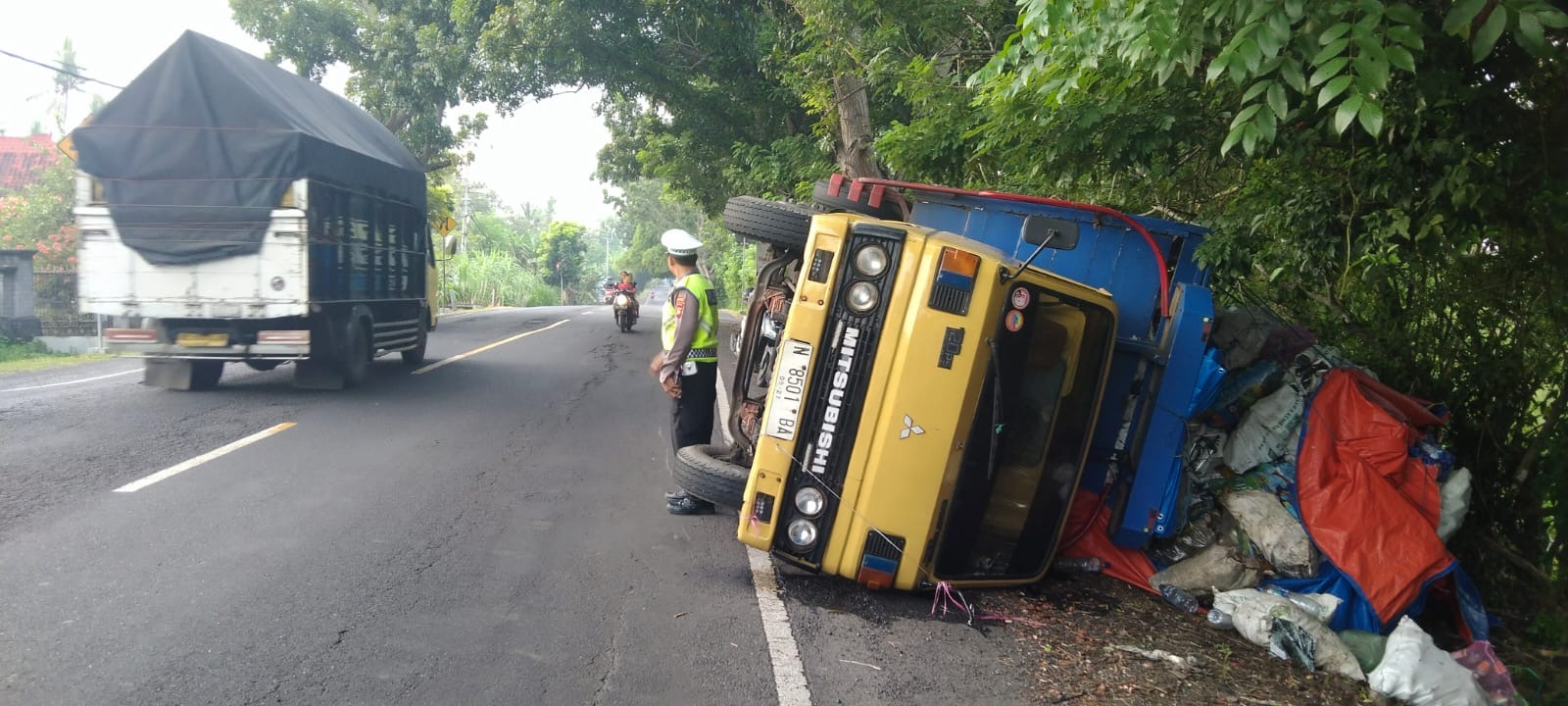 Petugas kepolisian mengatur arus lalulintas di lokasi kecelakaan tunggal&nbsp;Jalan Raya Jurusan Denpasar&ndash;Gilimanuk, Desa Melaya