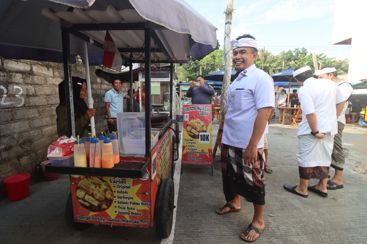 Wakil Bupati Jembrana, I Gede Ngurah Patriana Krisna saat meninjau lokais relokasi PKL Lapangan Dauhwaru.