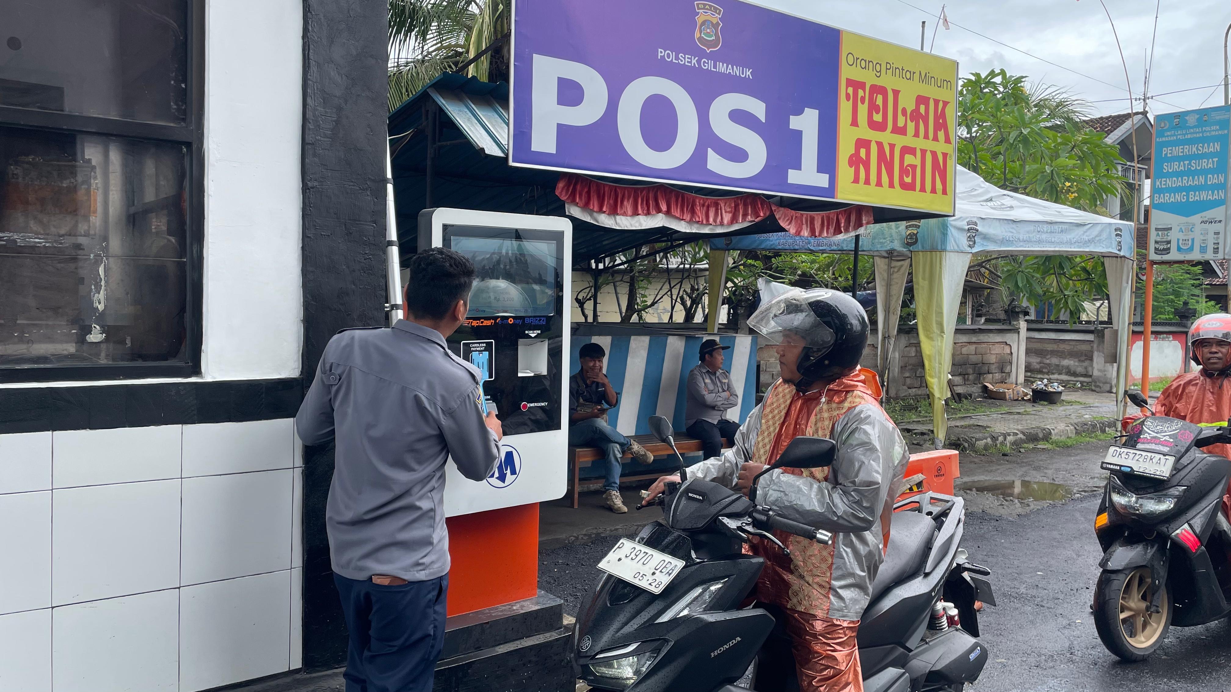 Penerapan pembayaran non tunai di area Parkir Manuver dan Terminal Gilimanuk, Kelurahan Gilimanuk, Kecamatan Melaya, Jembrana, Selasa (24/2). 