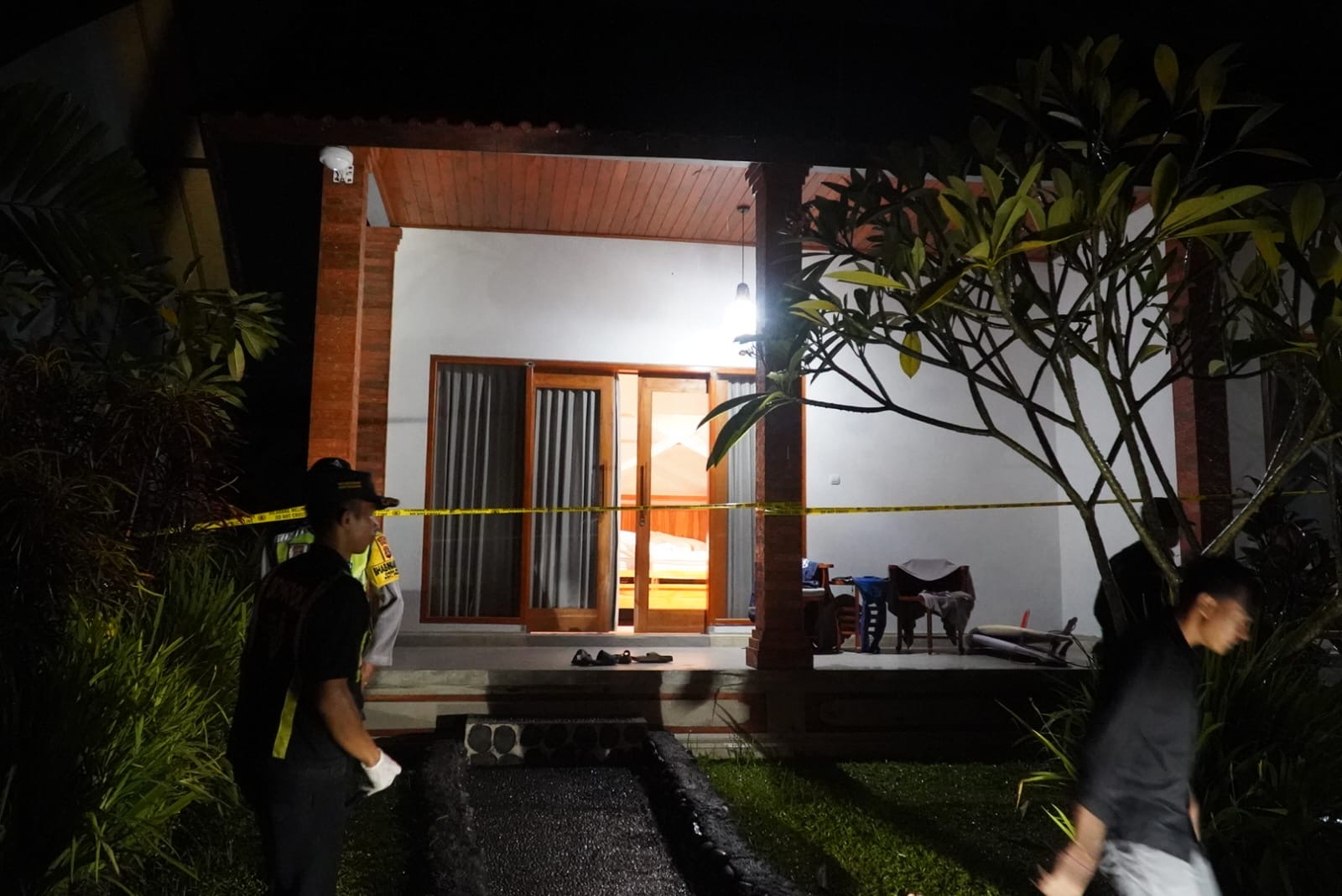Olah TKP peristiwa WNA Swiss meninggal disebuah villa di Desa Medewi, Kecamatan Pekutatan, Kabupaten Jembrana