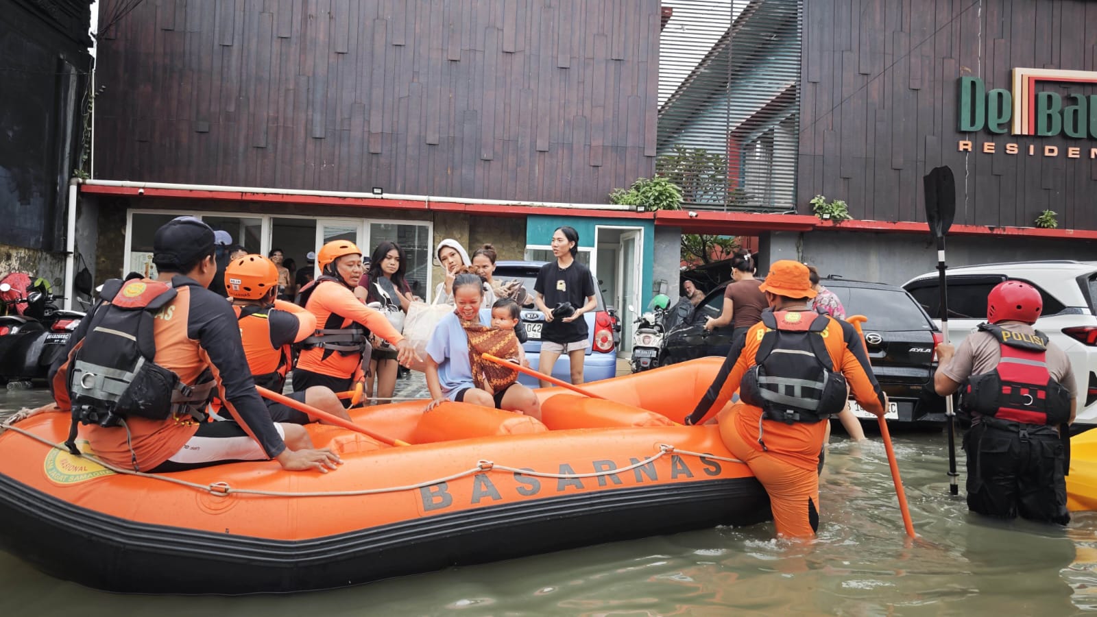 Tim SAR Gabungan melakukan evakuasi korban banjir di Jalan Dewi Sri, Legian, Selasa (24/2/2026).