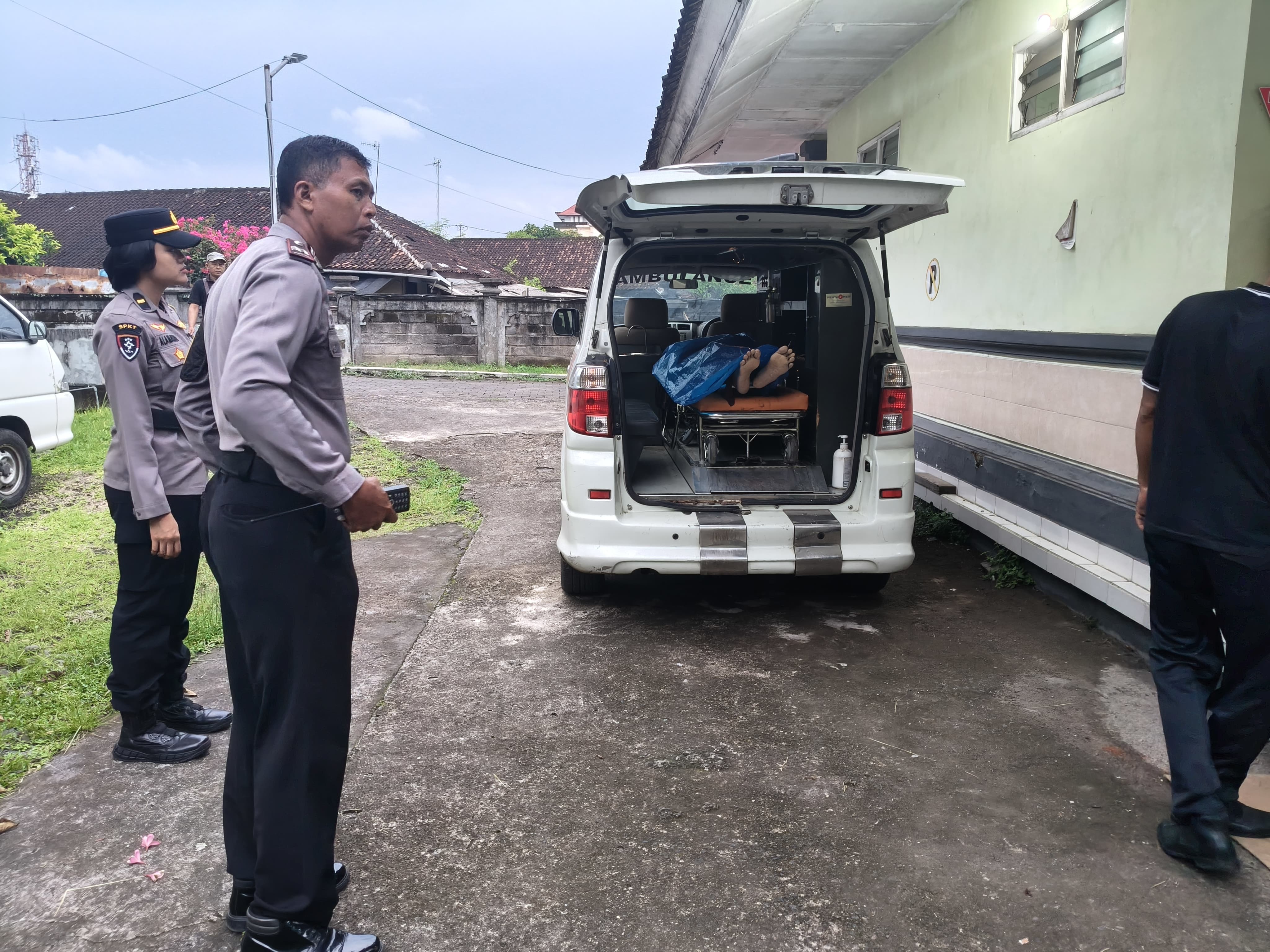 Evakuasi jenasah ke RSU Negara, Kecamatan Negara, Jembrana, Minggu (22/2)