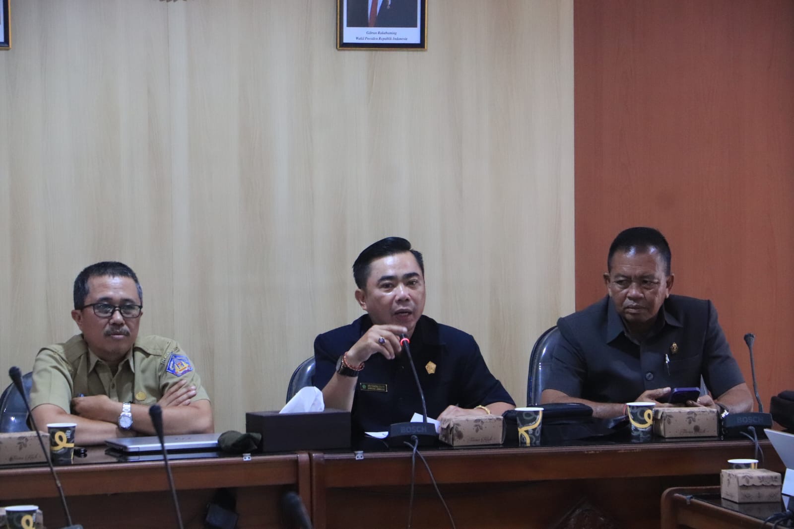 Ketua Komisi II DPRD Jembrana, I Ketut Suastika saat  rapat, Senin (23/2/2026).