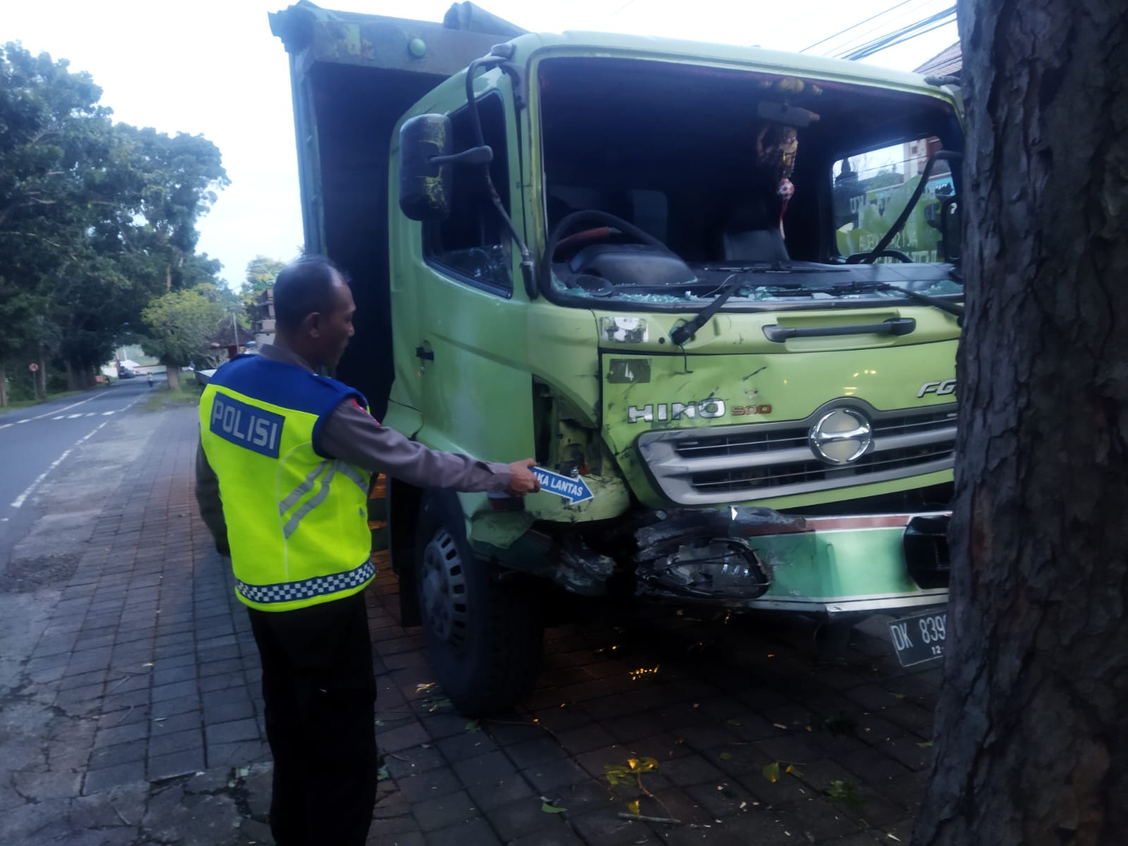 Truck Mitsubishi Fuso Nopol P 9676 UQ yang terlibat kecelakaan beruntun di Jalan umum jurusan Denpasar&ndash;Gilimanuk KM 66-67 Desa Pekutatan, Kecamatan Pekutatan, Kabupaten Jembrana. 
