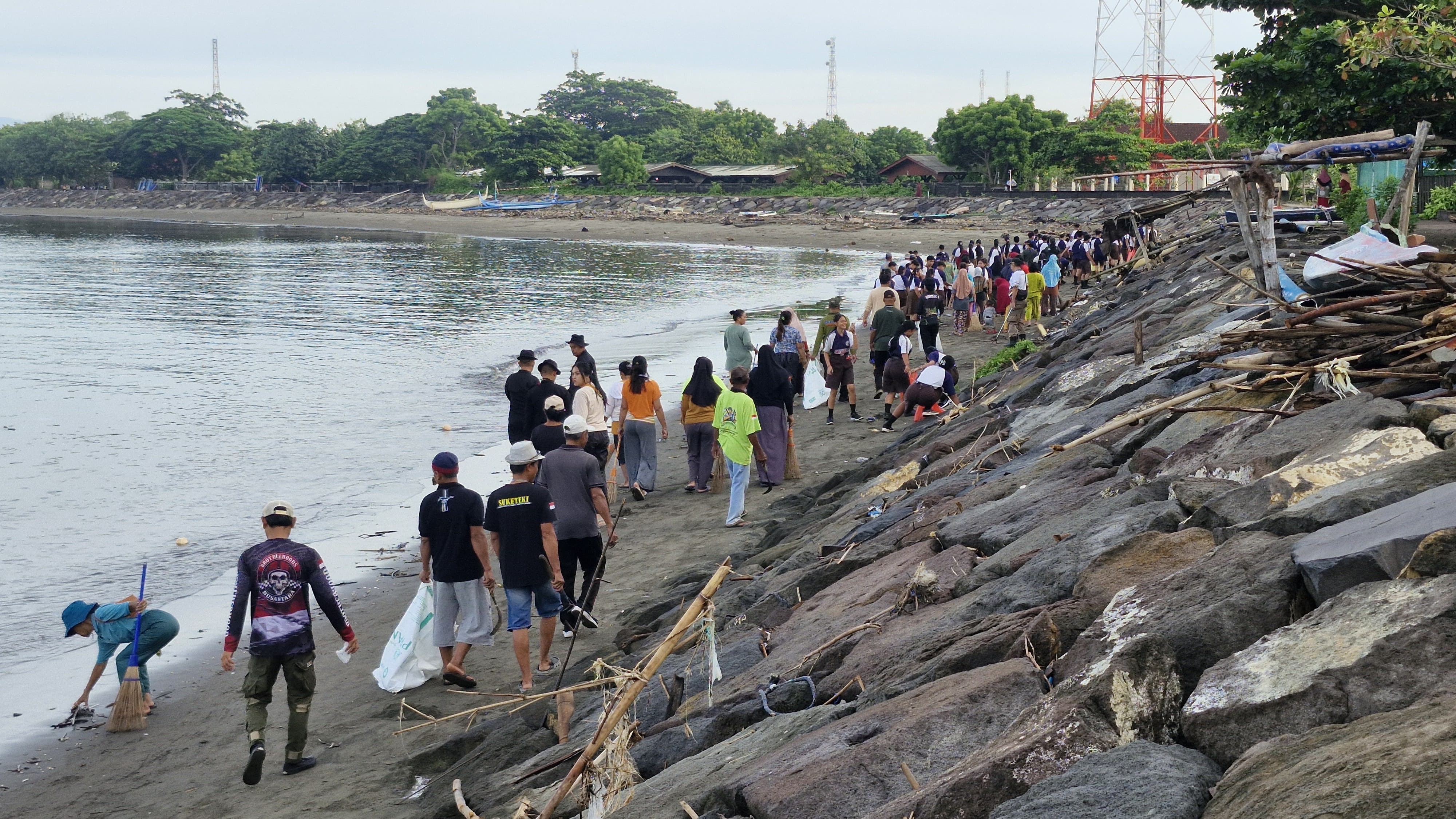 Gotong-royong membersihkan area pantai dan sungai di Kabupaten Jembrana, Minggu (1/3/2026).