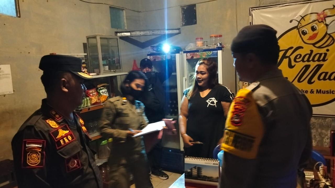Petugas saat melaksanakan penertiban duktang disejumlah rumah kos dan kedai di Kecamatan Negara, Kabupaten Jembrana, Senin (2/3).