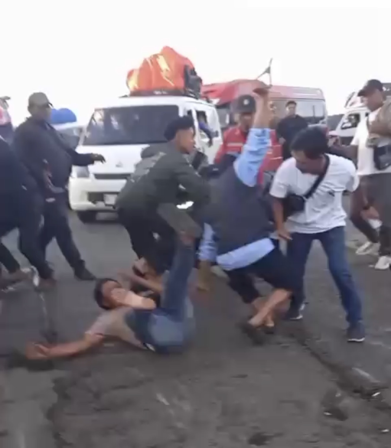 Tangkapan layar, perkelahian sopir travel bodong dan petugas kapal saat antrean kendaraan menumpuk di areal Dermaga LCM Pelabuhan Gilimanuk, Kamis (12/3/2026).