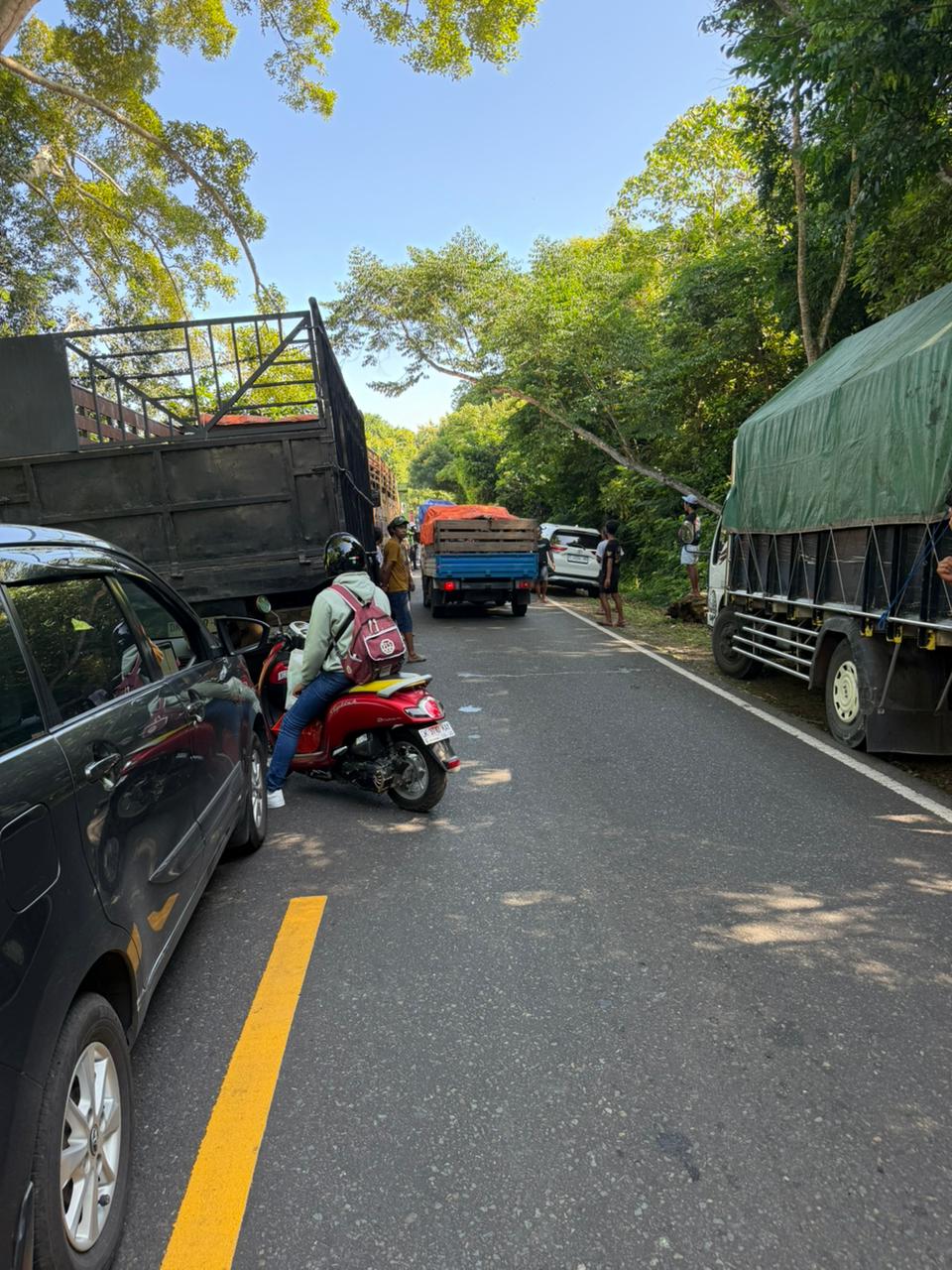 Kemacetan di hutan Cekik Gilimanuk akibat pengendara mobil dari arah Denpasar nekat ngeblong.