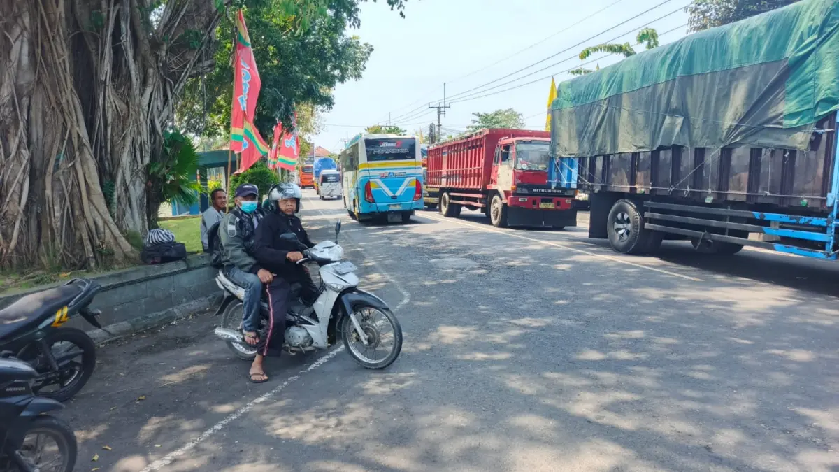 Aktivitas warga yang mengais rejeki menjadi ojek dadakan di Perempatan Tugu Kaliakah, Kecamatan Negara, Minggu (15/3/2026). (I Gde Riantory Warmadewa/Jembrana Express)